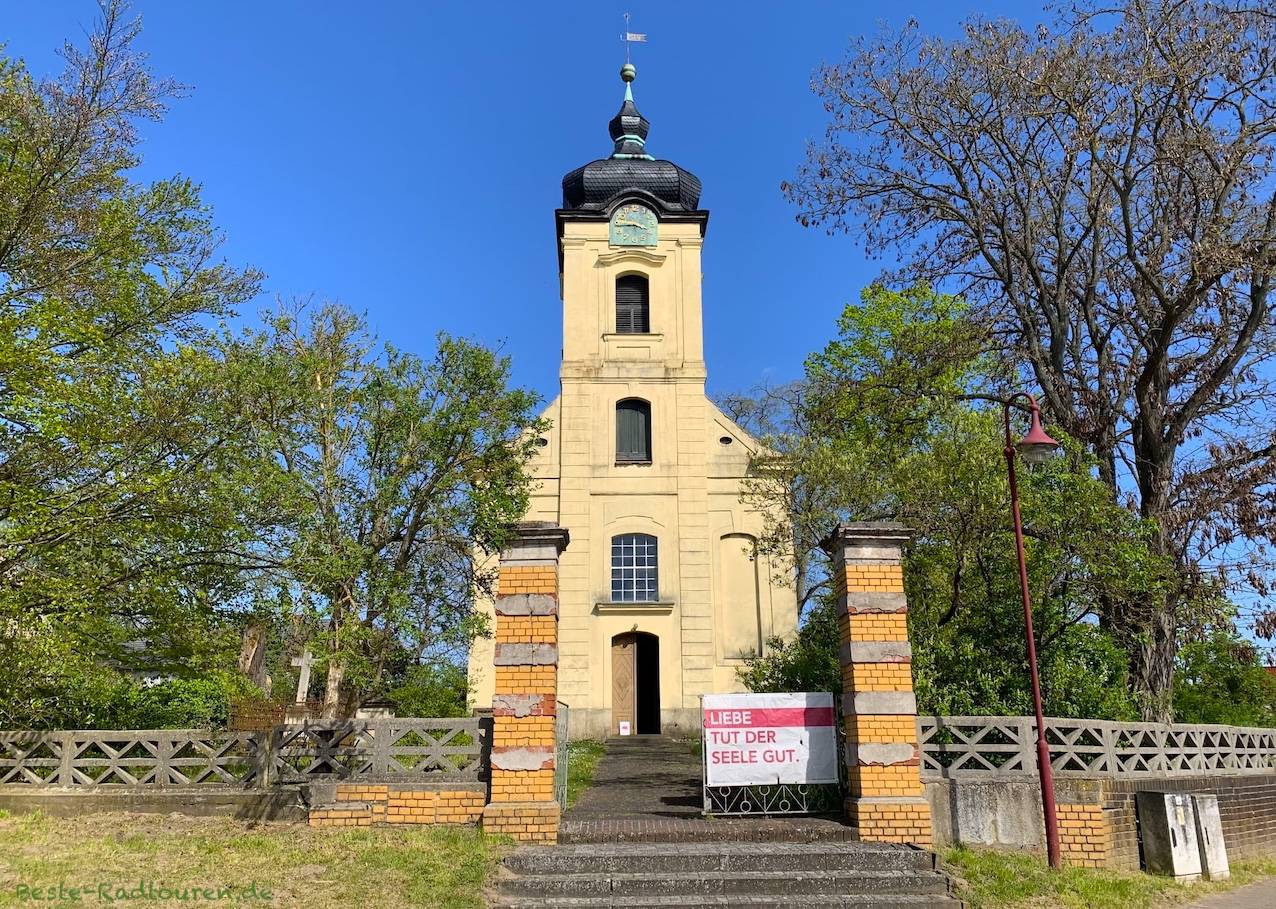 Foto vom Storchen-Radweg aus: Kirche Päwesin (Beetzsee)