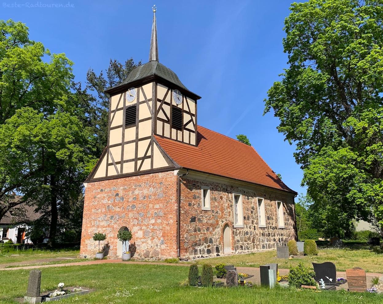 Foto vom Havelland-Radweg aus: Dorfkirche Stechow (Stechow-Ferchesar)