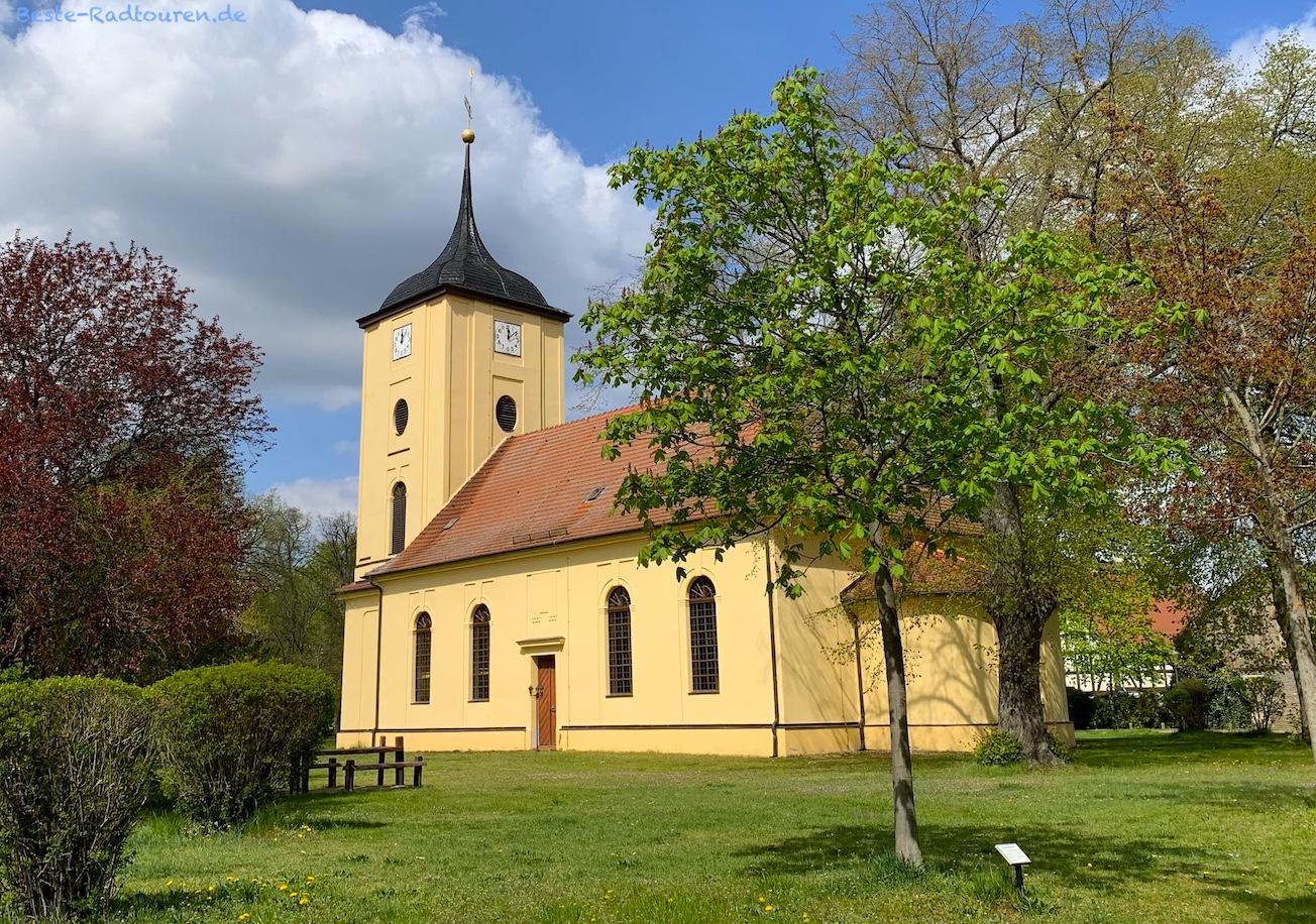 Foto von schräg-hinten: Dorfkirche Pausin (Schönwalde-Glien)