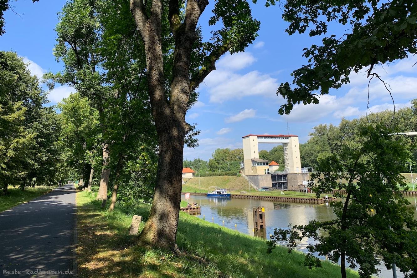 Foto vom Radweg aus: Lehnitzschleuse am Oder-Havel-Kanal