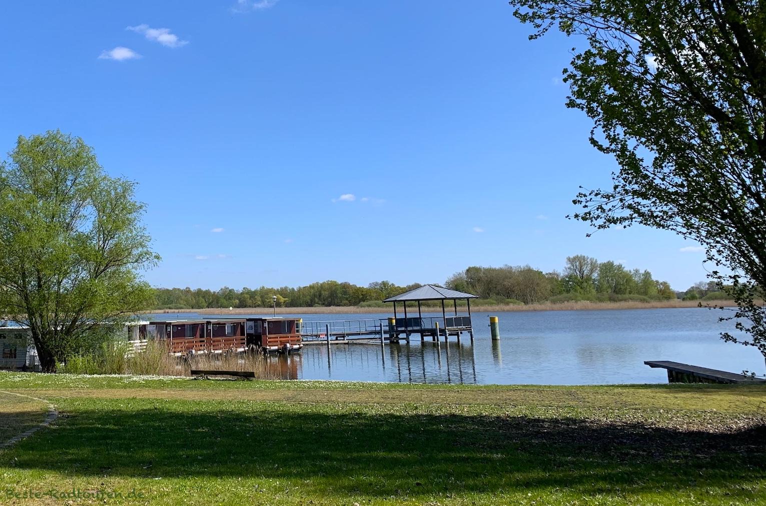 Foto vom Storchen-Radweg aus: Radewege, Seebrücke bei der Marina Beetzsee