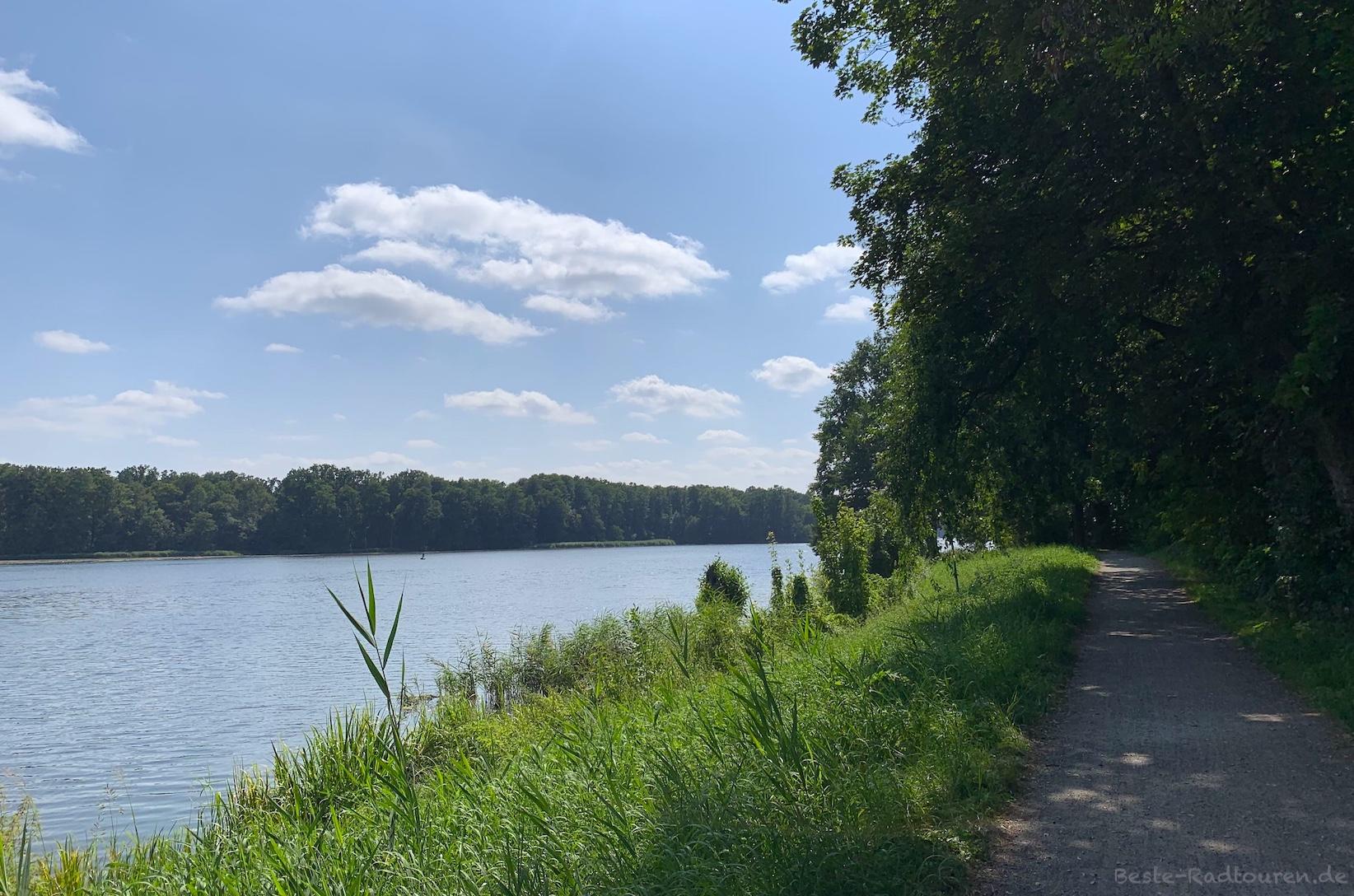Foto vom Norden her: Wanderweg und Radweg am Lehnitzsee