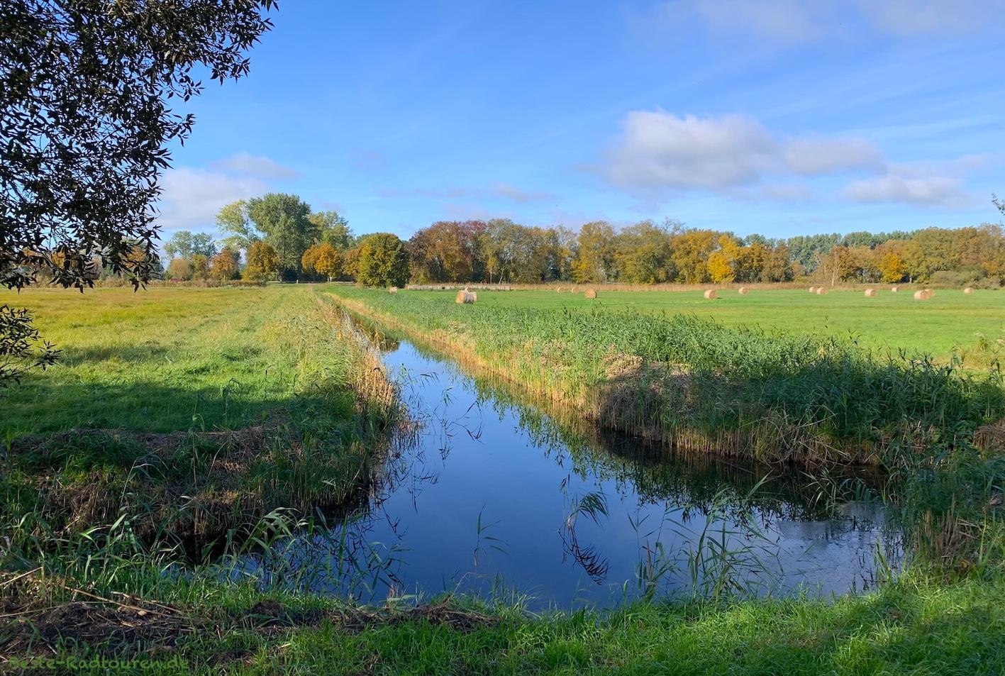 Foto vom Theodor-Fontane-und vom Stille-Pauline-Radweg aus: Landschaft am Radwanderweg von Fehrbellin nach Dammkrug