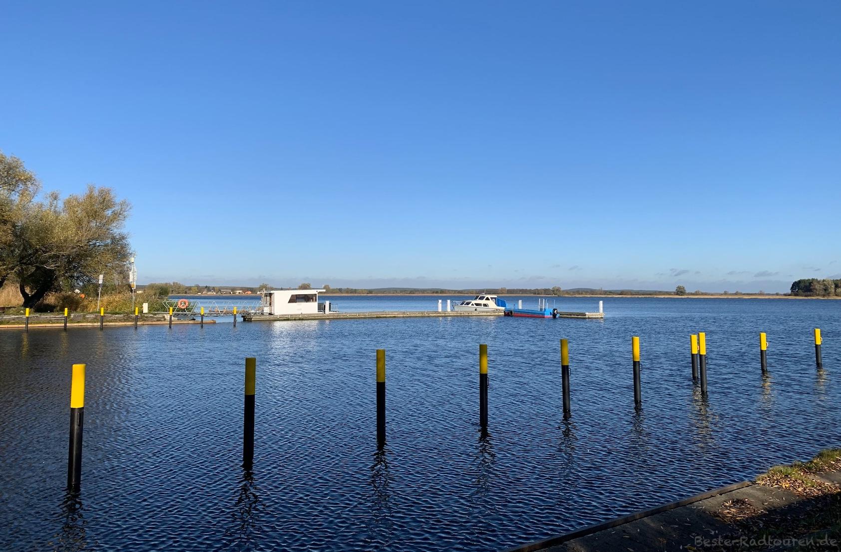 Foto vom Semliner Seeufer aus: Bootssteg, Anlegestelle, Hohennauener See