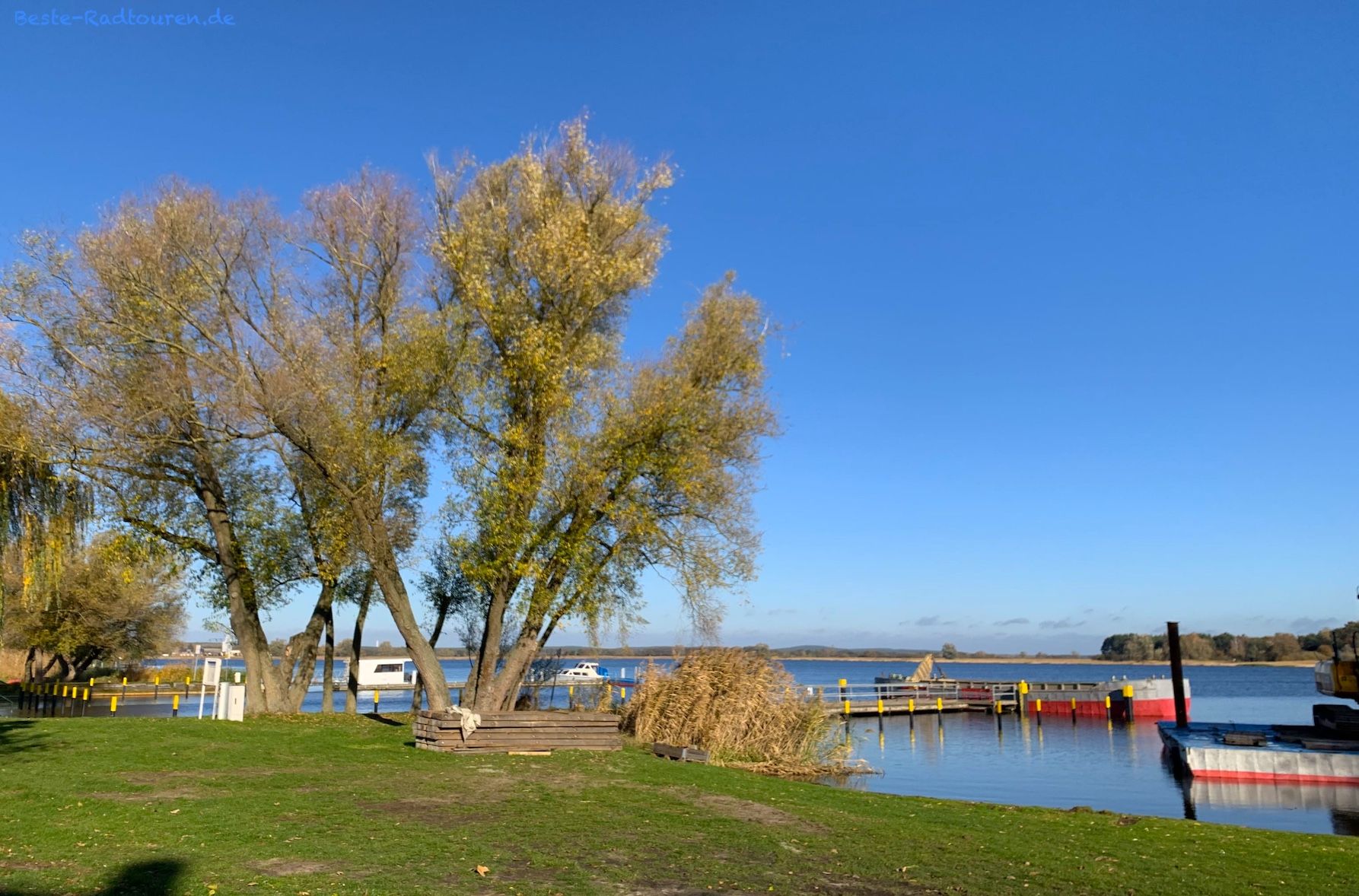 Foto vom Theodor-Fontane-Radweg aus: Semlin Seeufer, Seeblick, Marina