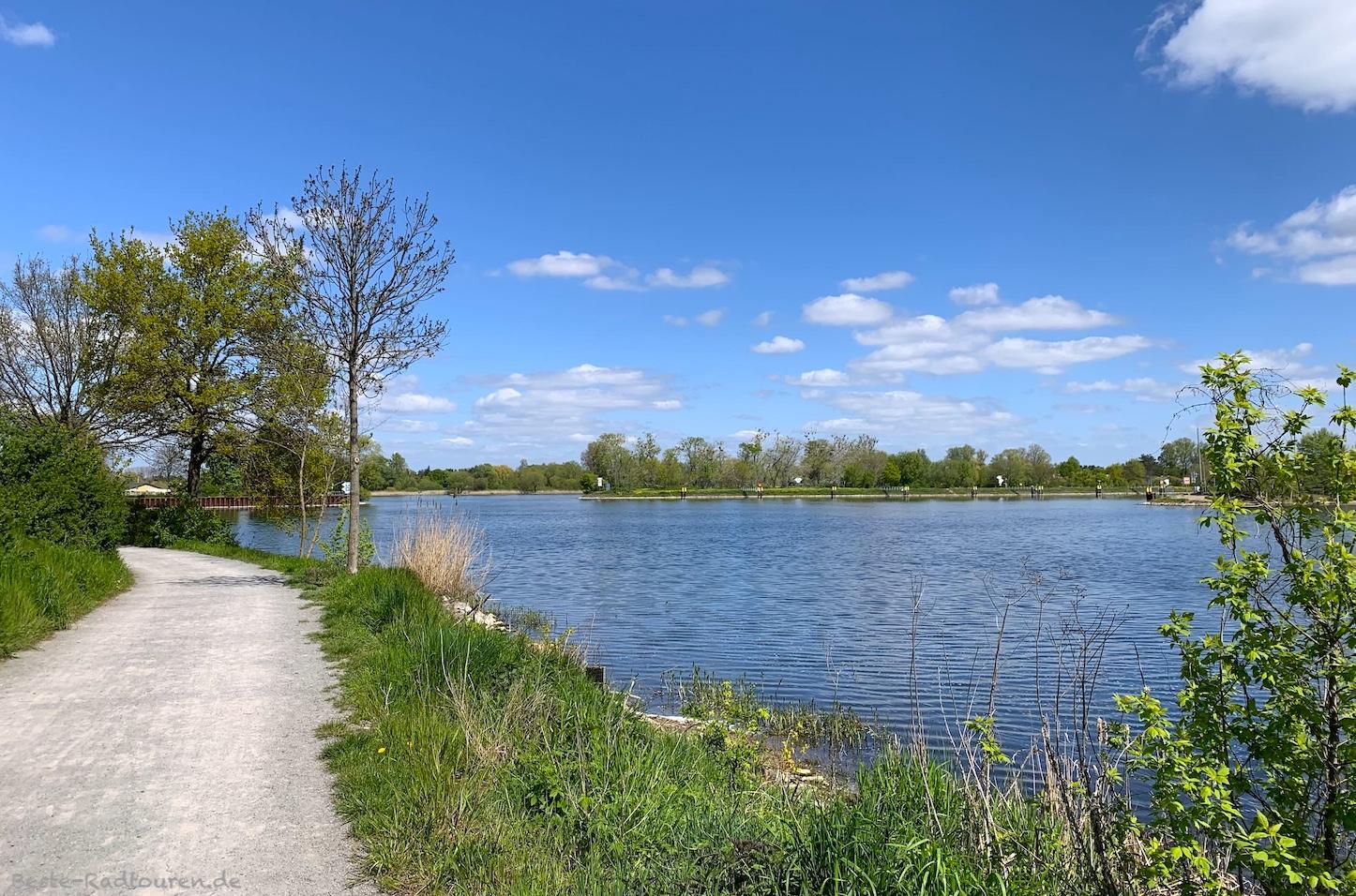 Foto vom Süden her: Uferweg am Beetzsee, Beetzseeufer Brandenburg (Havel)