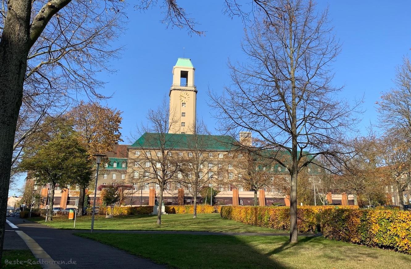 Foto vom Radweg und Uferweg aus: Rathaus Spandau