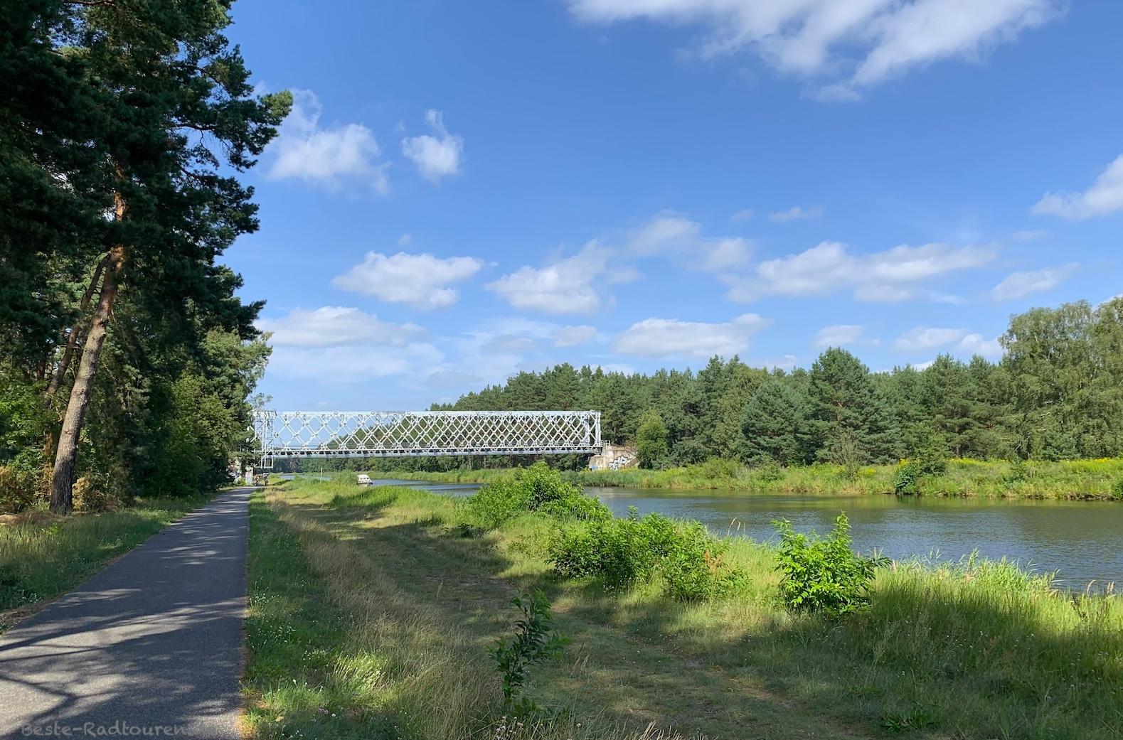Foto vom Radweg Berlin-Kopenhagen aus: Eisenbahnbrücke über den Oder-Havel-Kanal bei Oranienburg