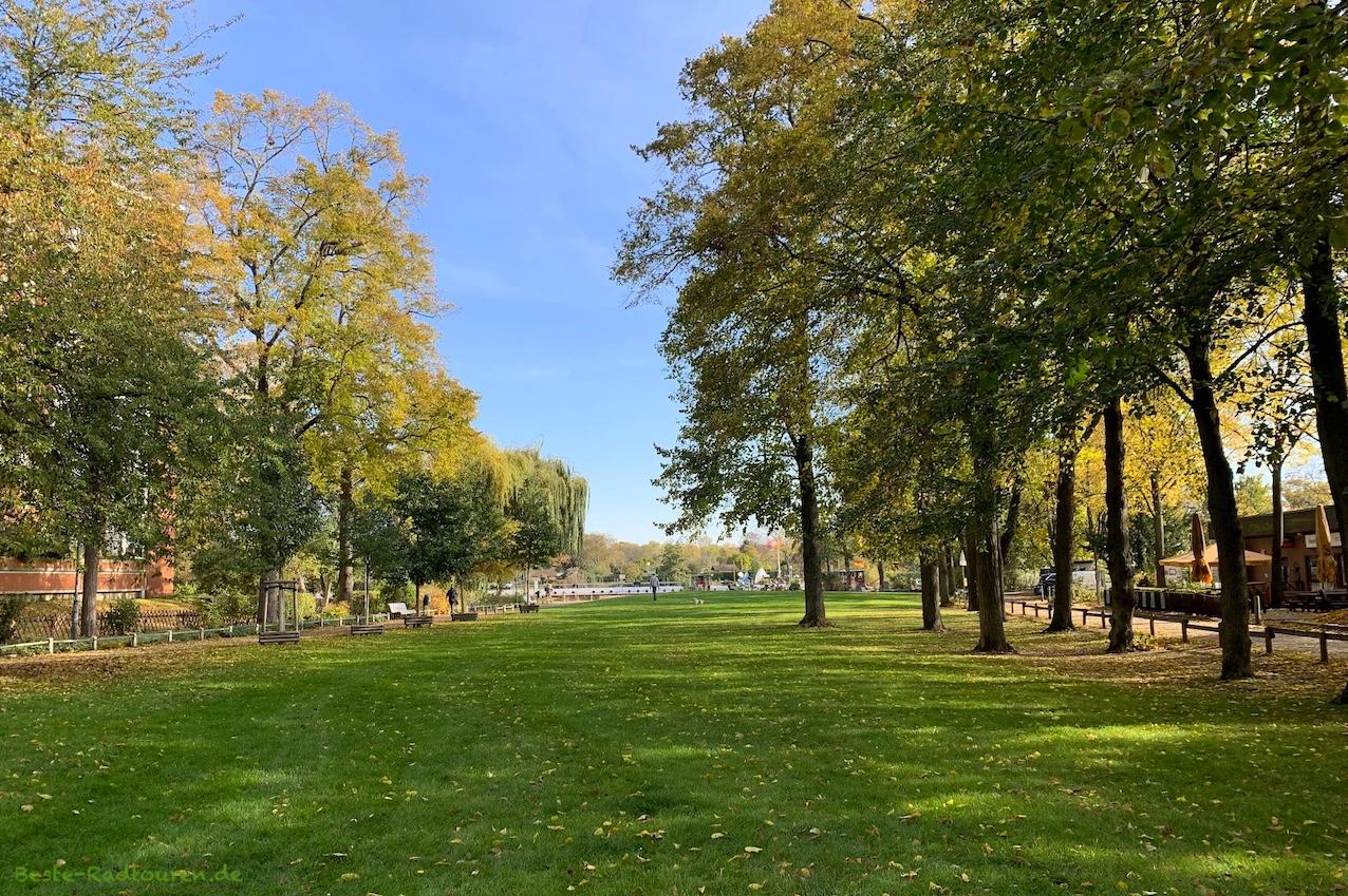 Foto vom Westen her: Grünanlage am Ziegelhof, ein kleiner Park in Spandau