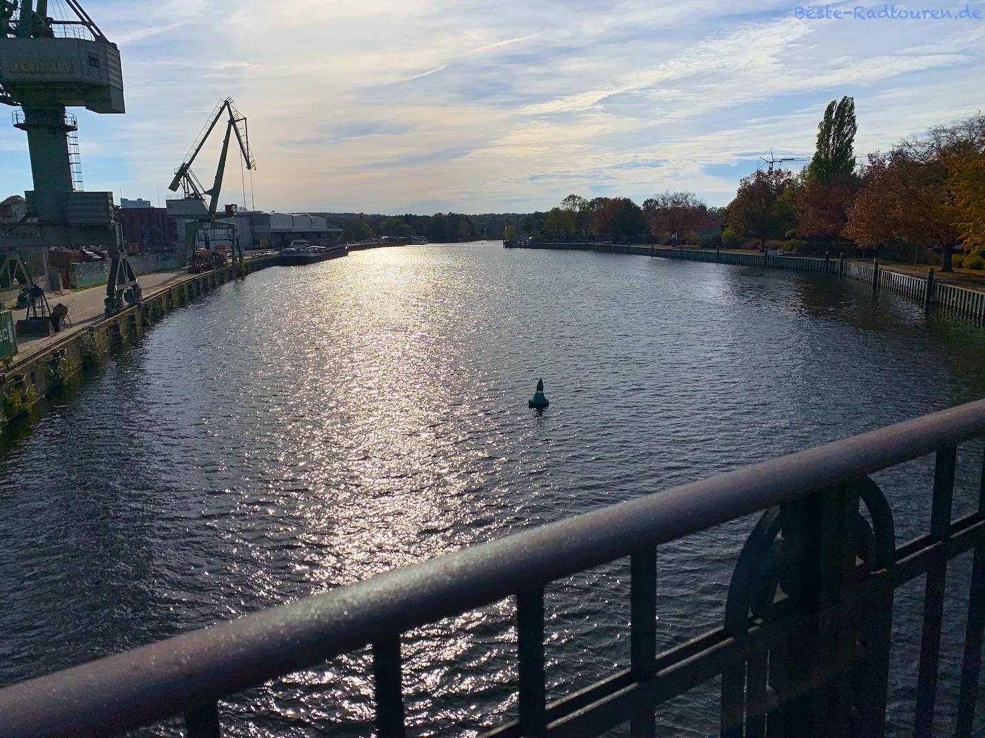 Foto von der Schulenburgbrücke aus: Havel, Berlin-Spandau