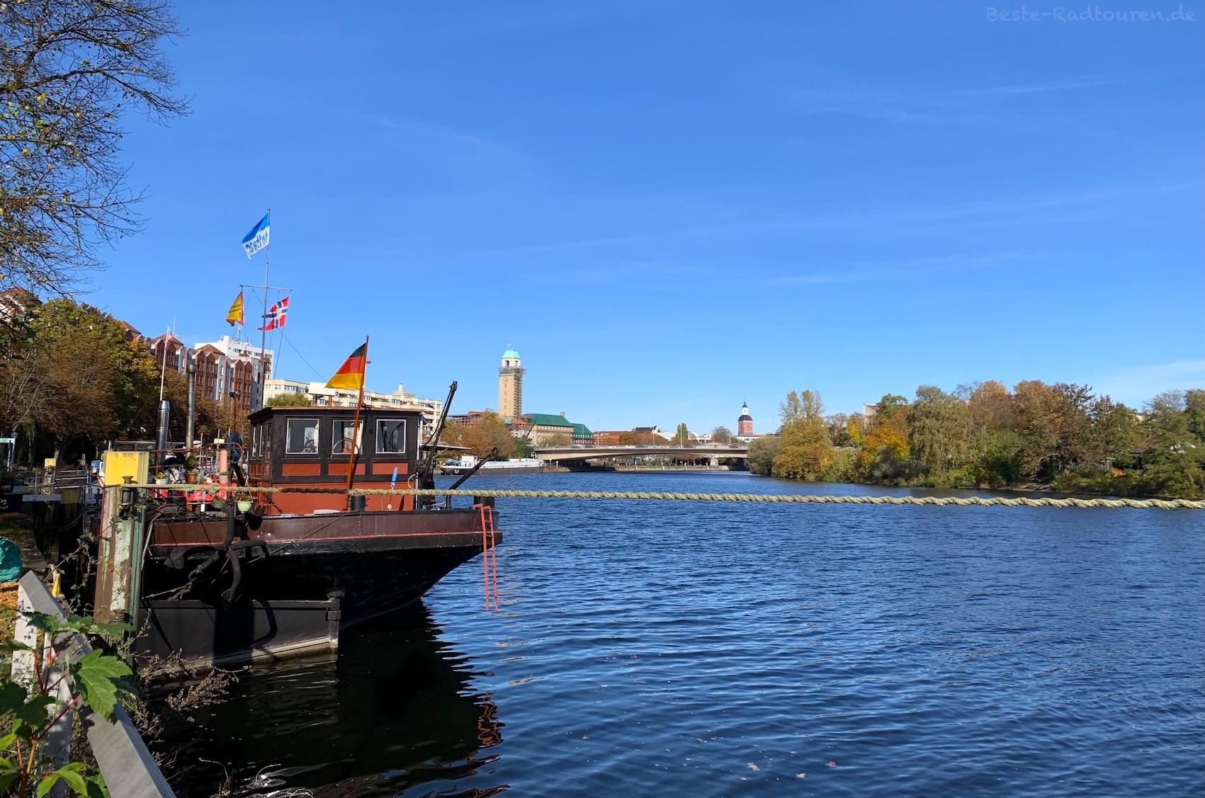 Foto vom Havel-Uferweg (Hermann-Oxfort-Promenade) in Spandau aus: Havel mit Kutter