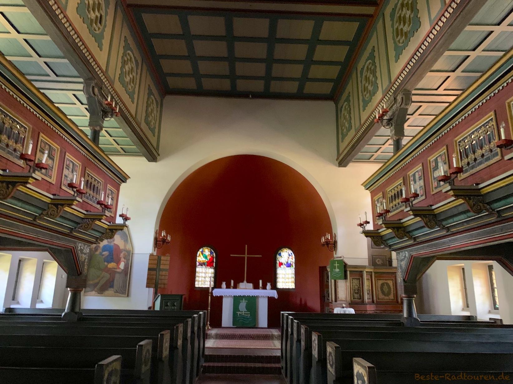 Foto vom Eingang her: Kirche Sachsenhausen, Innenraum, Altar, Empore