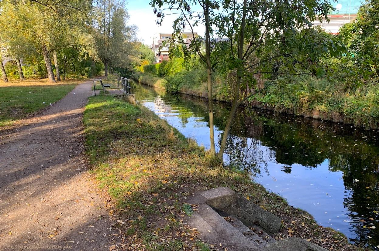 Foto vom Süden her: Radweg und Fußgängerweg am Burgwallgraben Spandau