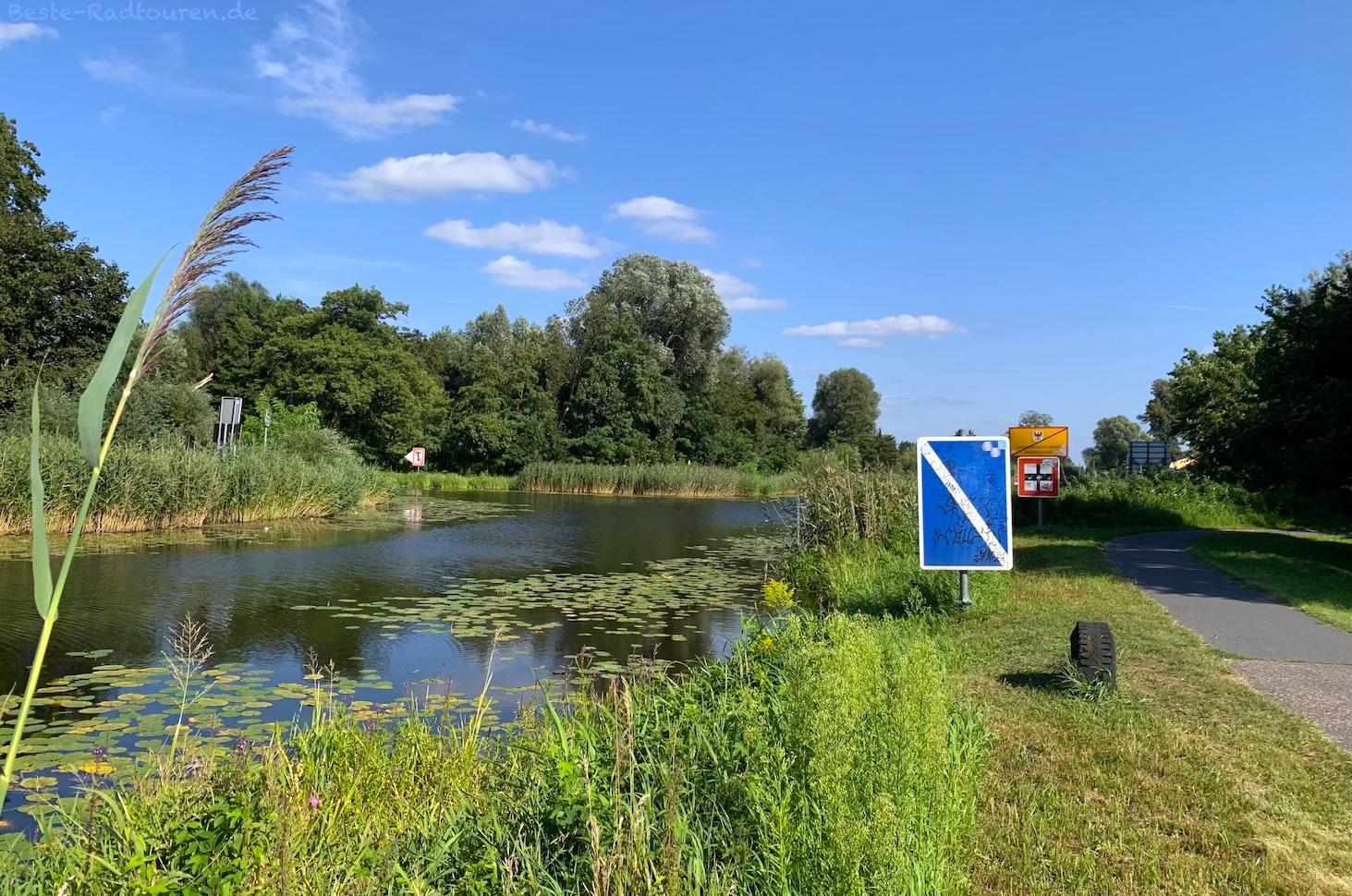 Foto vom Ufer aus: Mündung Ruppiner und Oranienburger Kanal, Radweg, Wanderweg
