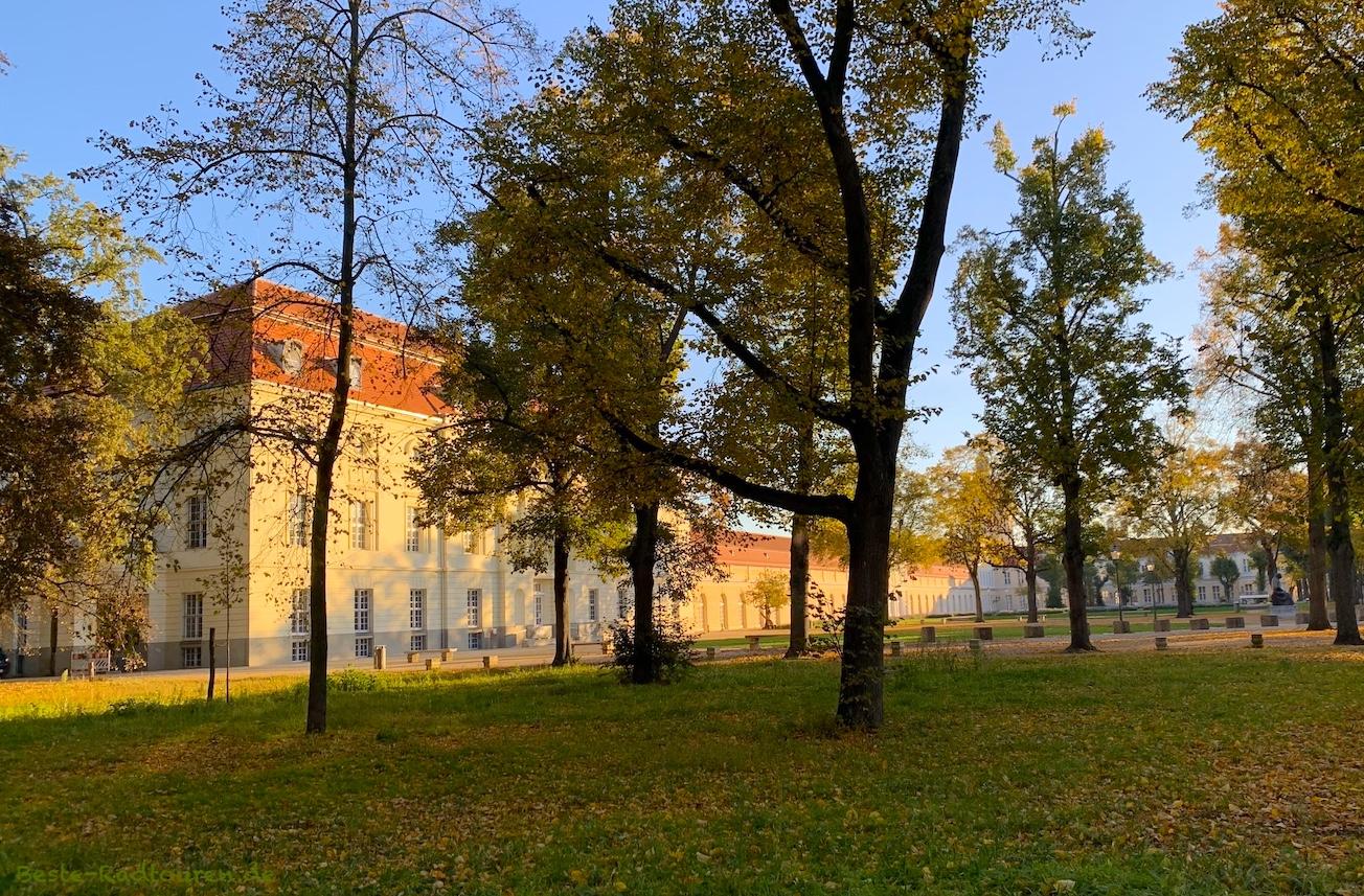 Foto vom Radweg / Fußweg aus: Schloss Charlottenburg, Südseite / Straßenseite