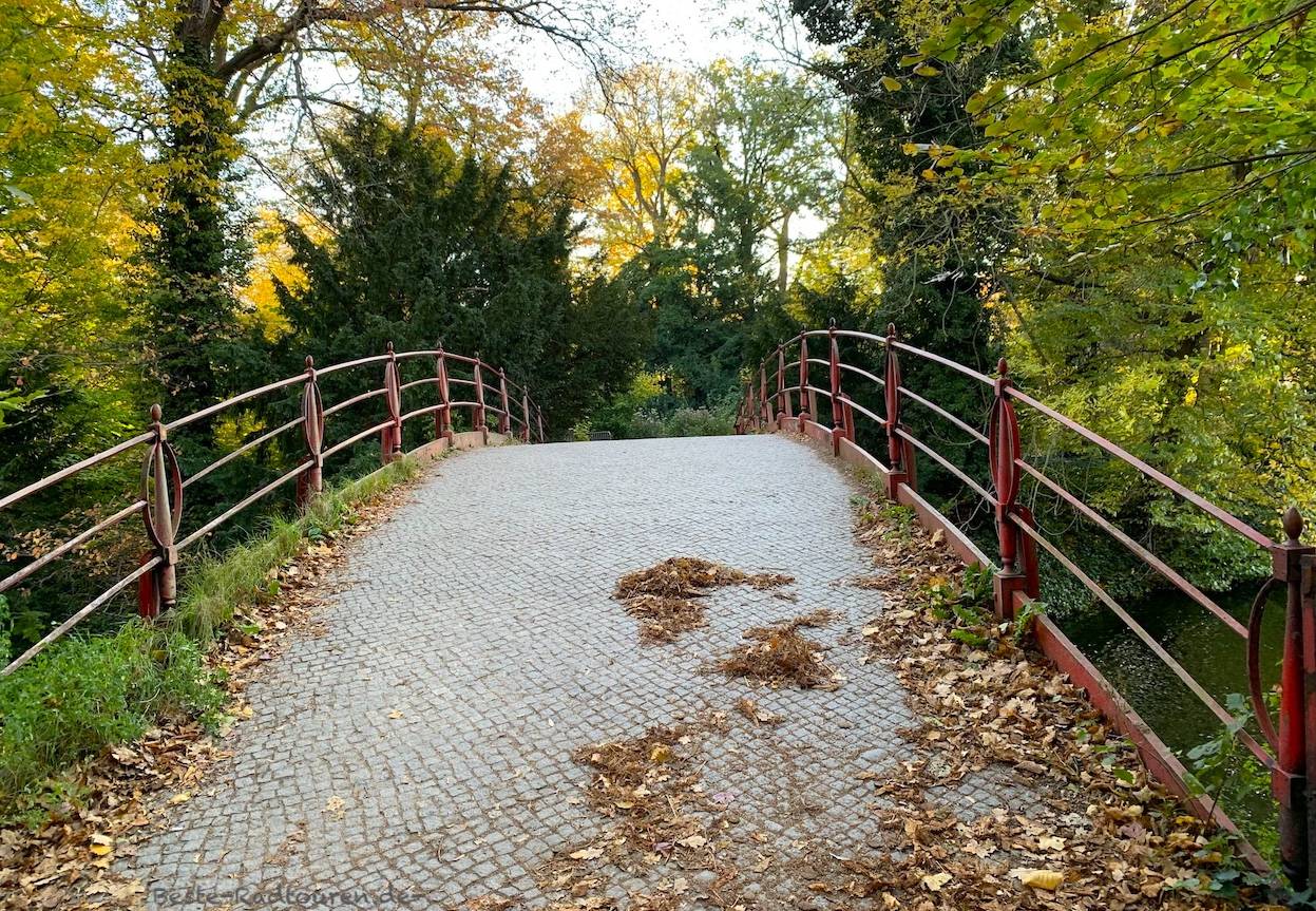 Foto vom Schlosspark Charlottenburg aus: Hohe Brücke