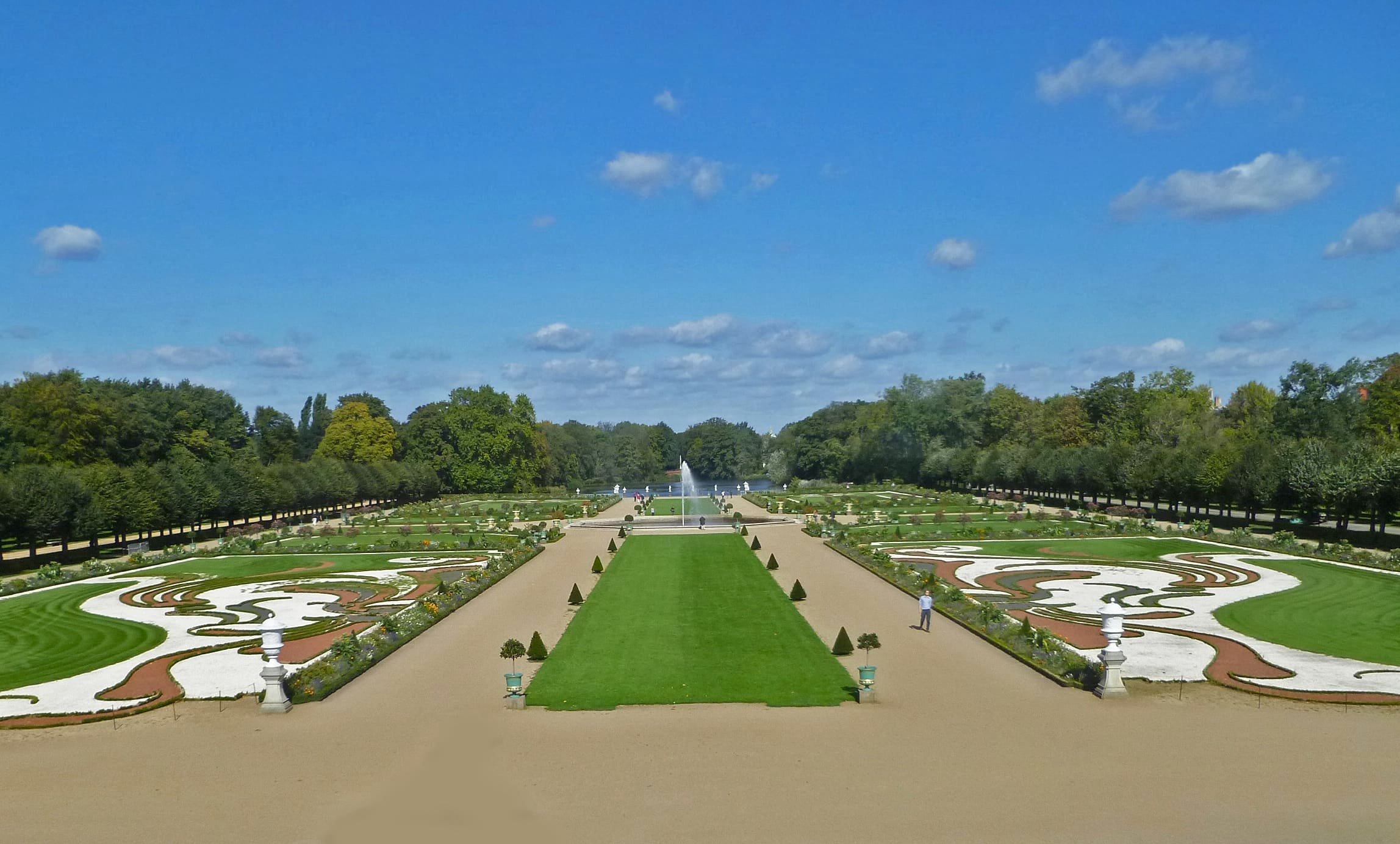 Blick vom Schloss Charlottenburg aus: Schlossgarten im Schlosspark, Blumenbeete, Schlossteich