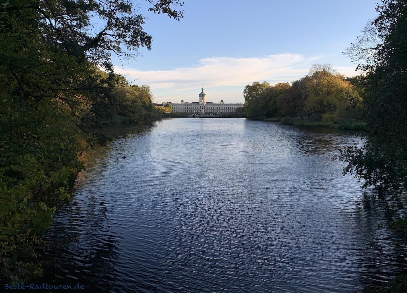 Foto von der Hohen Brücke im Schlosspark Charlottenburg: Schlossteich und Schloss