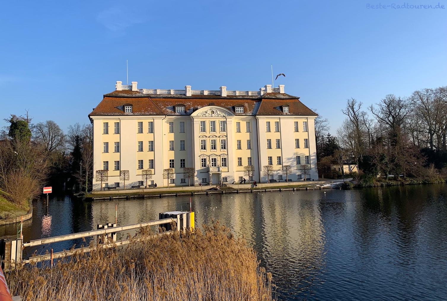 Foto von der Langen Brücke aus: Schloss Köpenick, Wasserseite an der Dahme