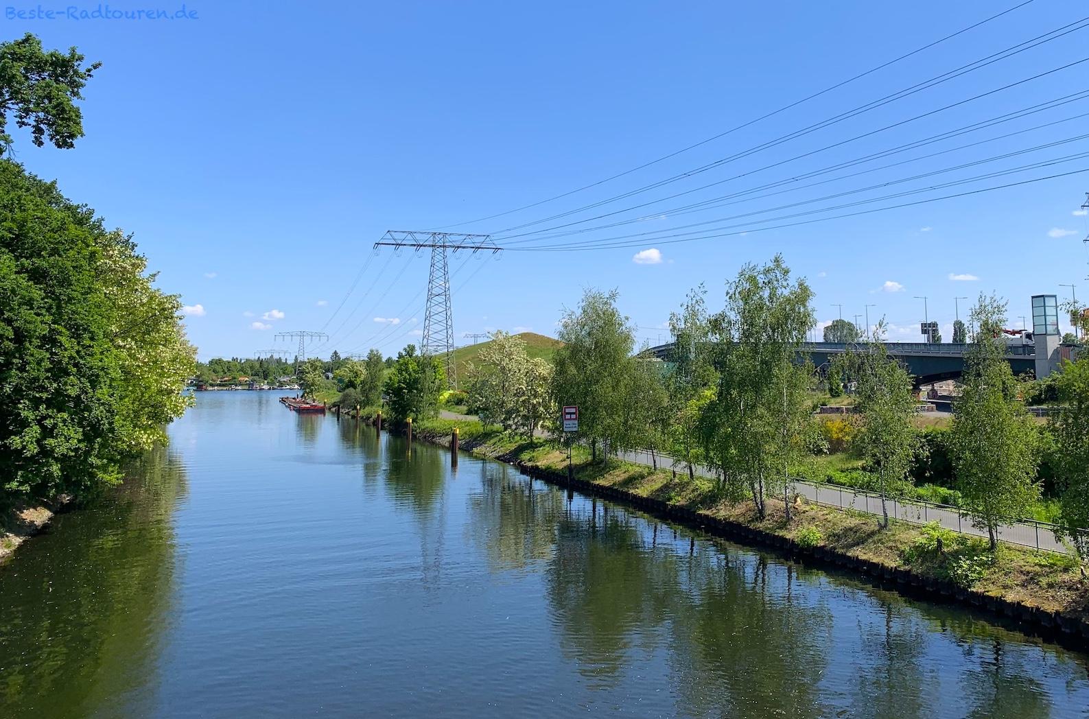 Foto von der Brücke (Köpenicker Landstraße) aus: Britzer Verbindungskanal; Minna-Todenhagen-Brücke, Rodelberg