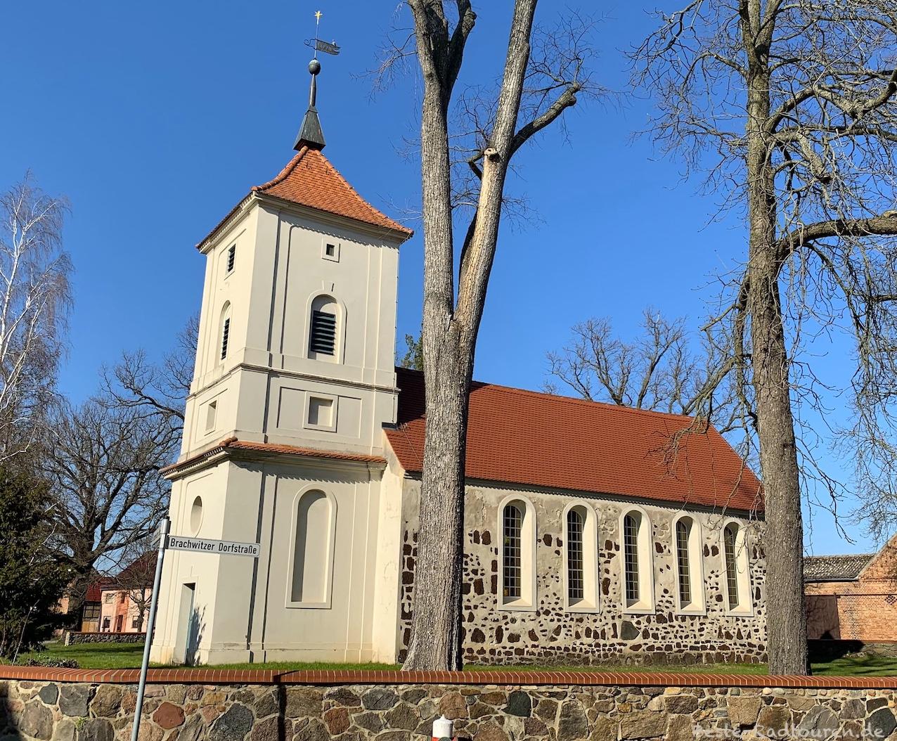 Foto vom Radweg aus: Dorfkirche Brachwitz (Gemeinde Treuenbrietzen)