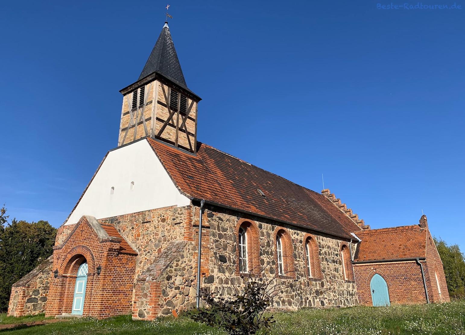 Foto vom Radweg Historische Stadtkerne aus: Dorfkirche Dobbrikow