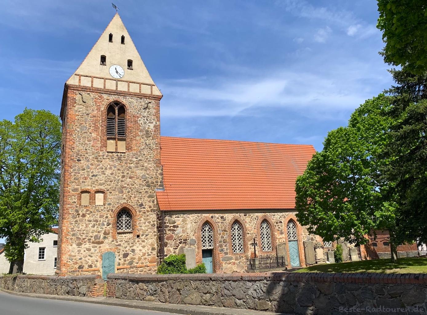 Foto vom Radweg aus: Dorfkirche Schlalach (Mühlenfließ)