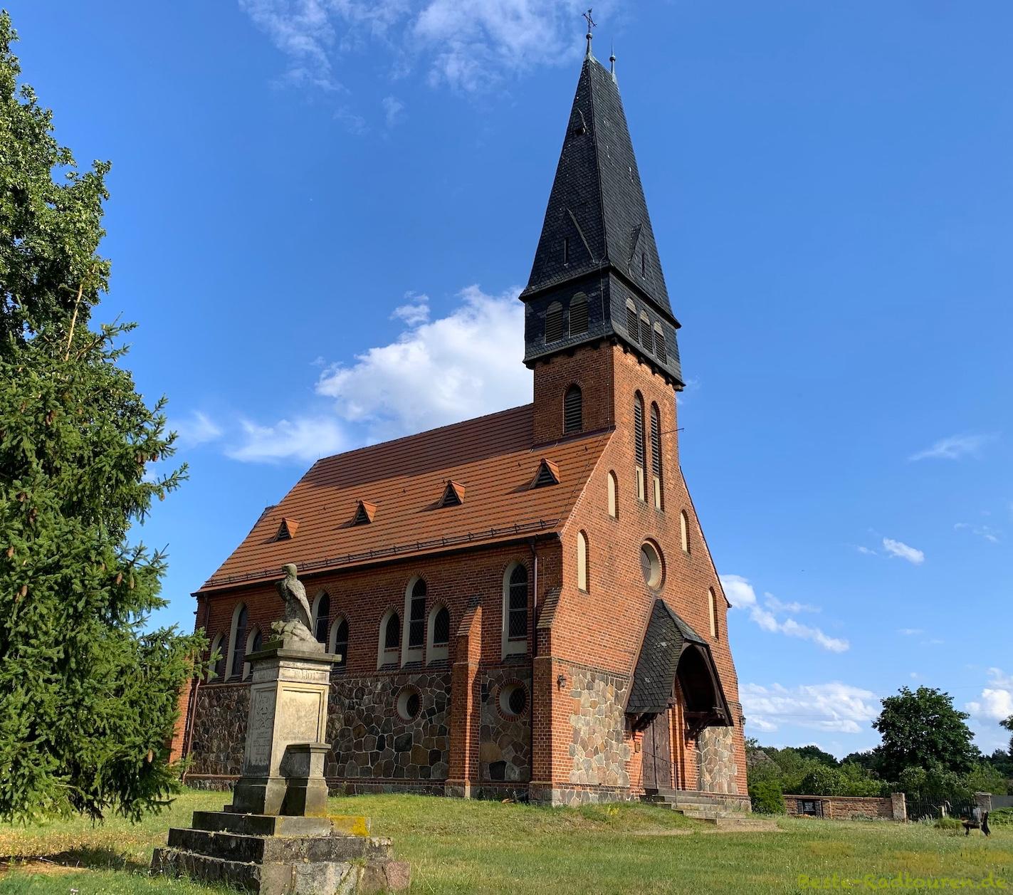 Foto vom Europa-Radweg R1 und der Tour Brandenburg aus: Dorfkirche Trebitz (Brück) bei Gömnigk