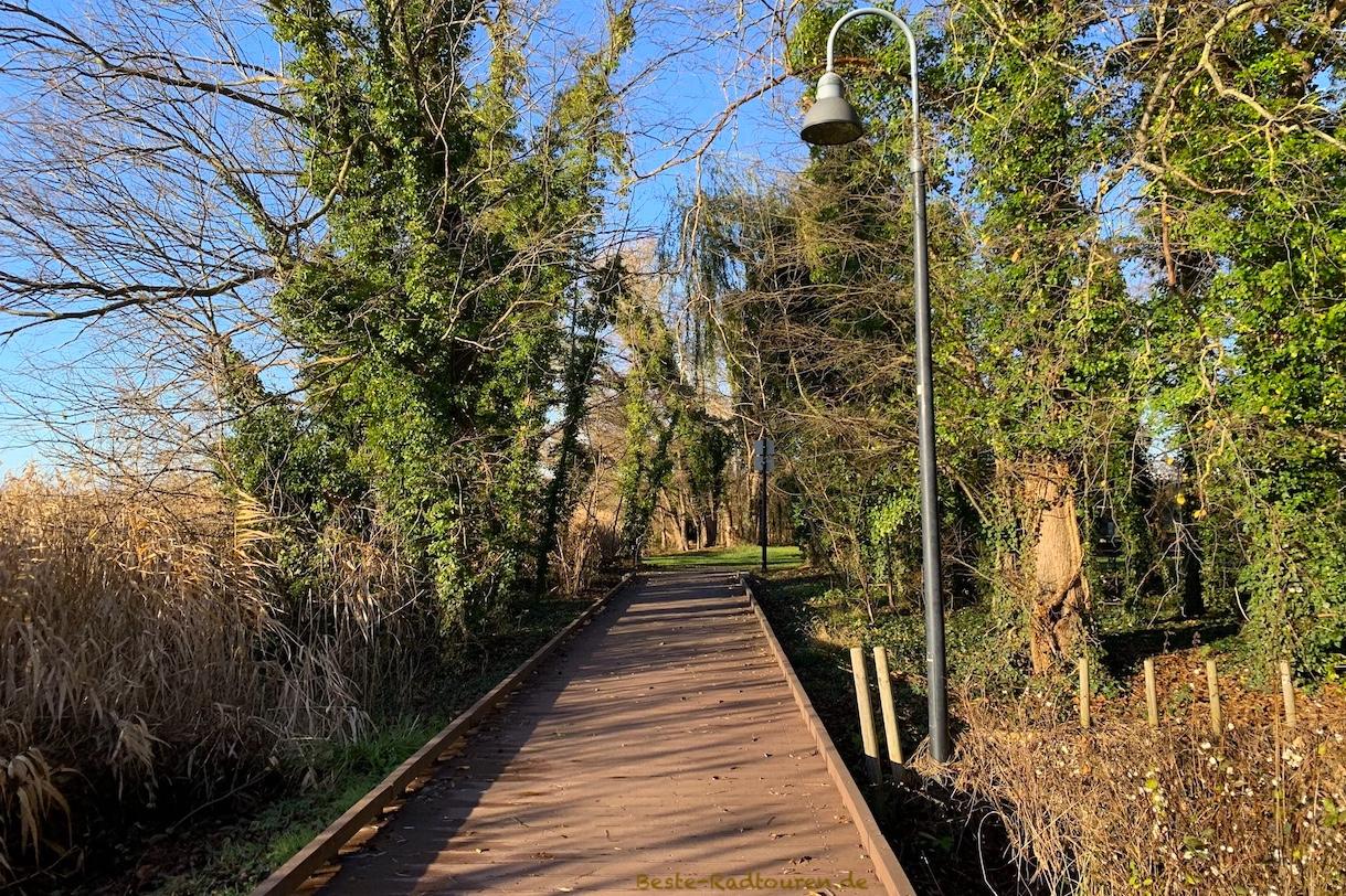 Foto vom Holzsteg aus: Uferweg an der Havel in Geltow