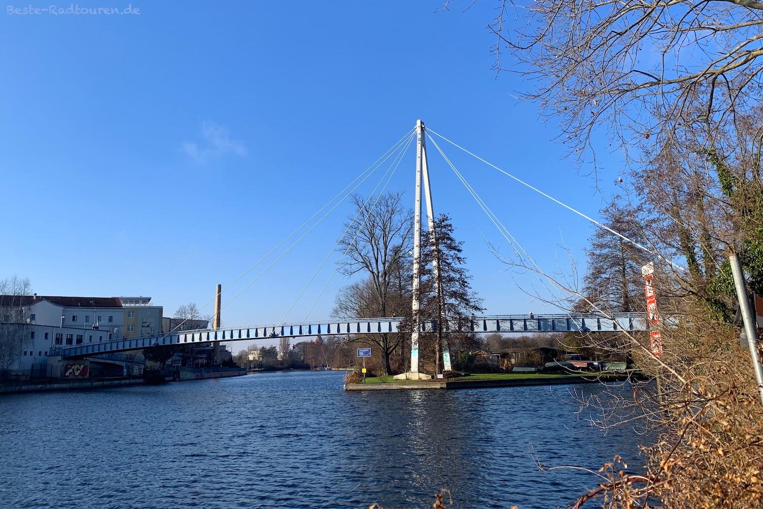 Foto vom Ufer der Müggelspree aus: Katzengrabensteg in Köpenick, Berlin