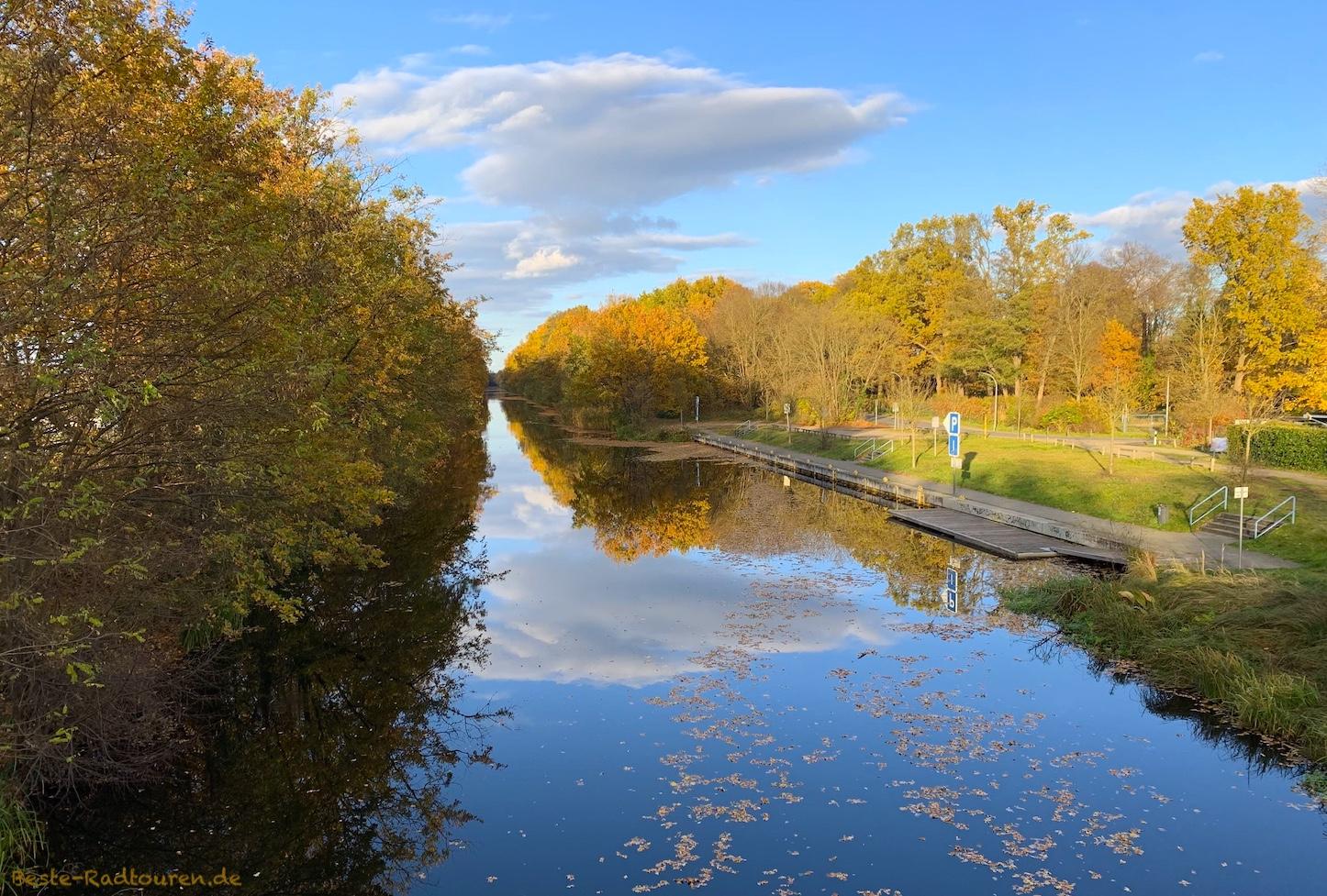Foto von der Brücke Kanalstraße aus: Oranienburger Kanal