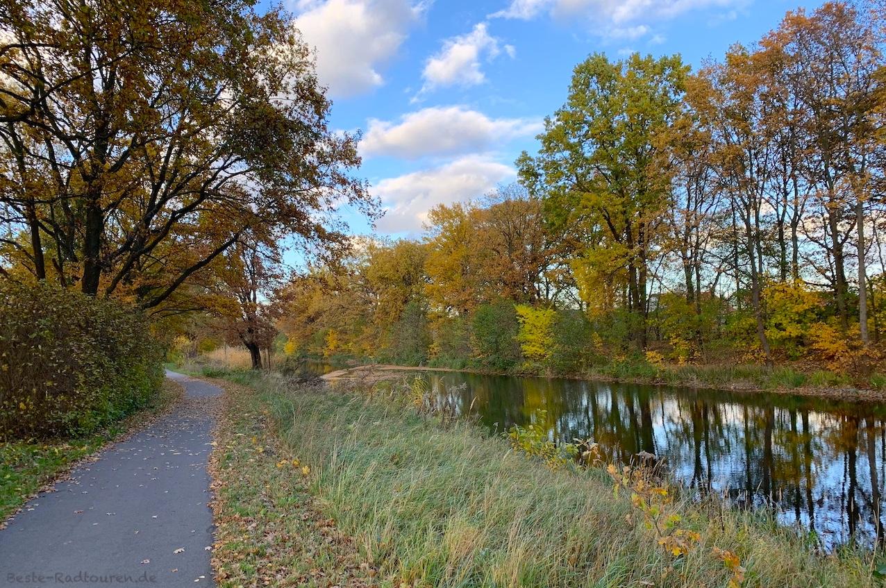 Foto vom Uferweg aus: Sachsenhausen, Oranienburger Kanal, Radweg, Wanderweg