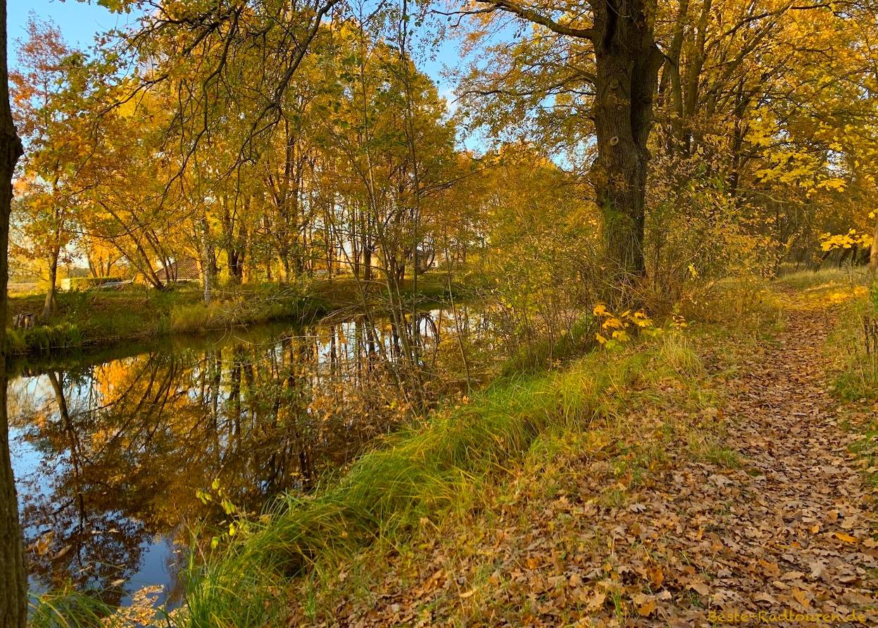 Foto vom Uferweg und Wanderweg aus: Oranienburger Kanal