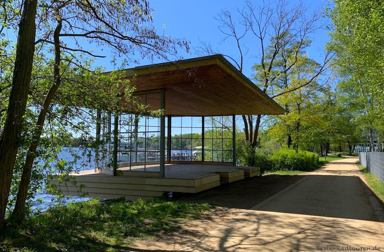 Foto vom Europa-Radweg und Havelradeweg aus: Pavillon beim Kongresshotel Potsdam West