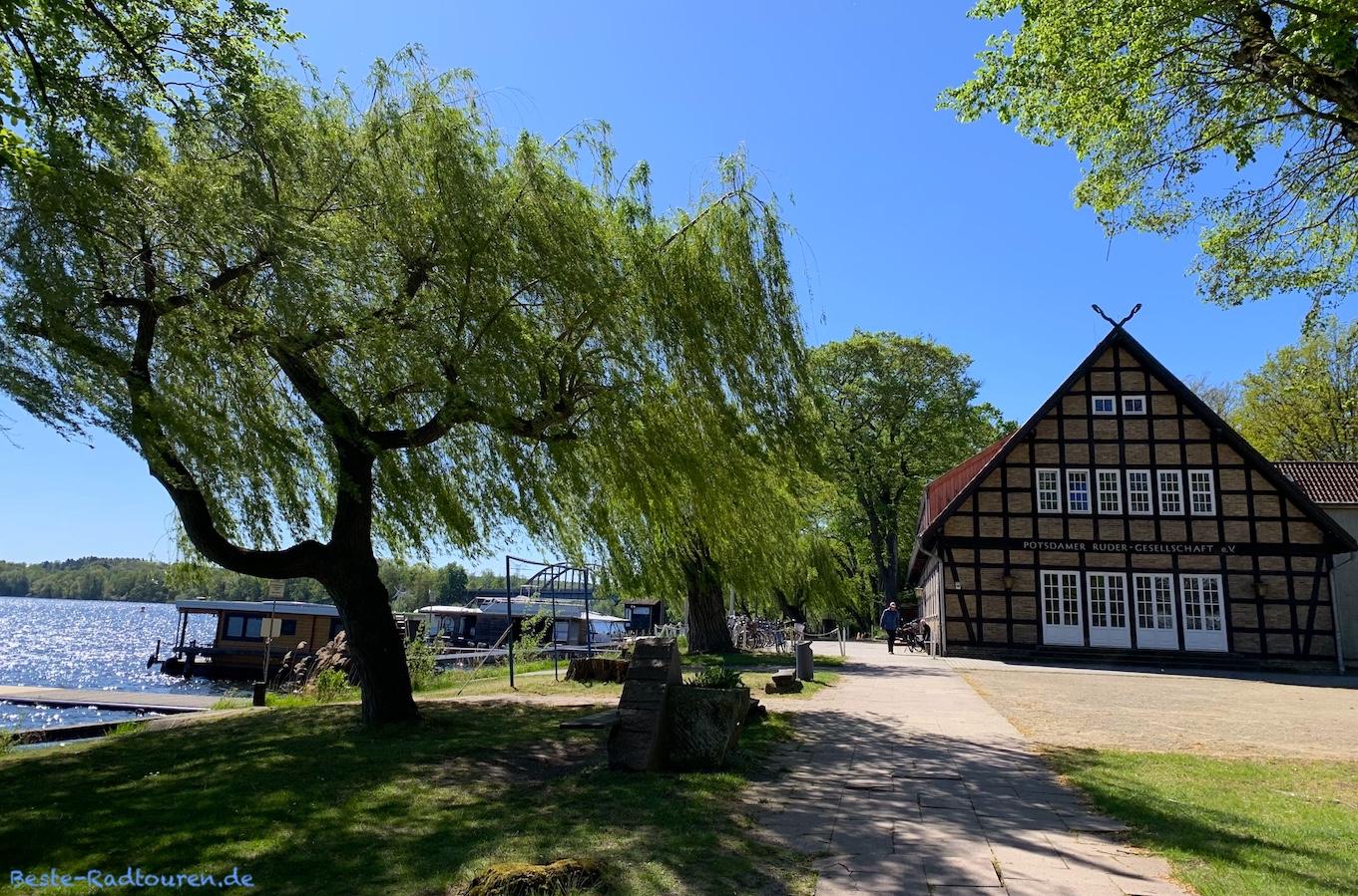 Foto vom Uferweg her: Pirschheide, Vereinshaus der Potsdamer Ruder-Gesellschaft