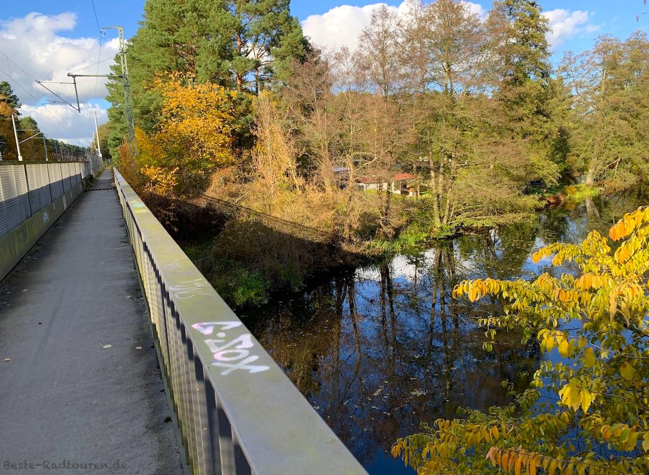 Foto vom Osten her: Fußgänger- und Radfahrerbrücke über die Schnelle Havel bei Fichtengrund