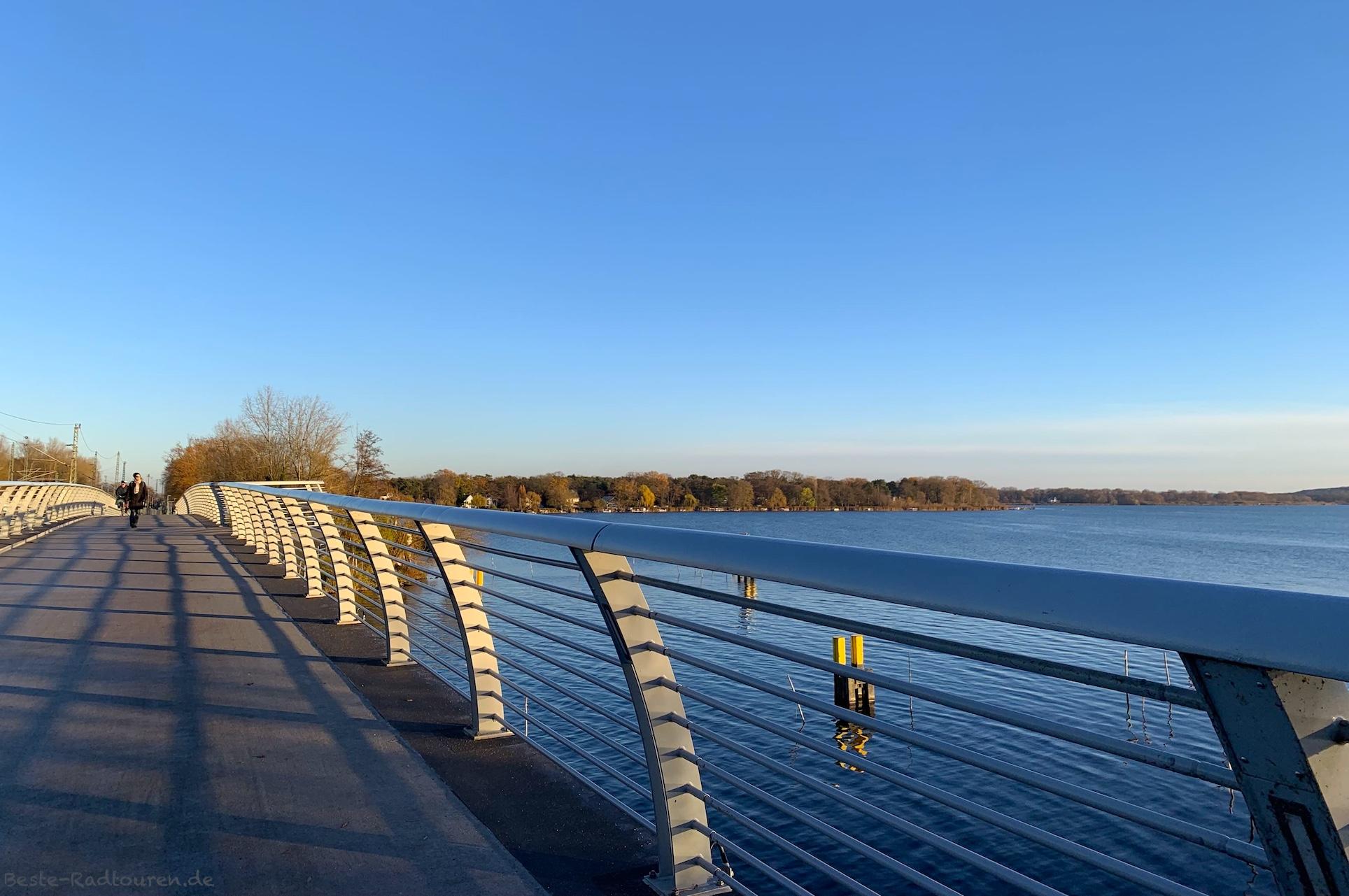 Foto vom Westen her: Radfahrerbrücke über die Havel nahe Bahnhof Werder