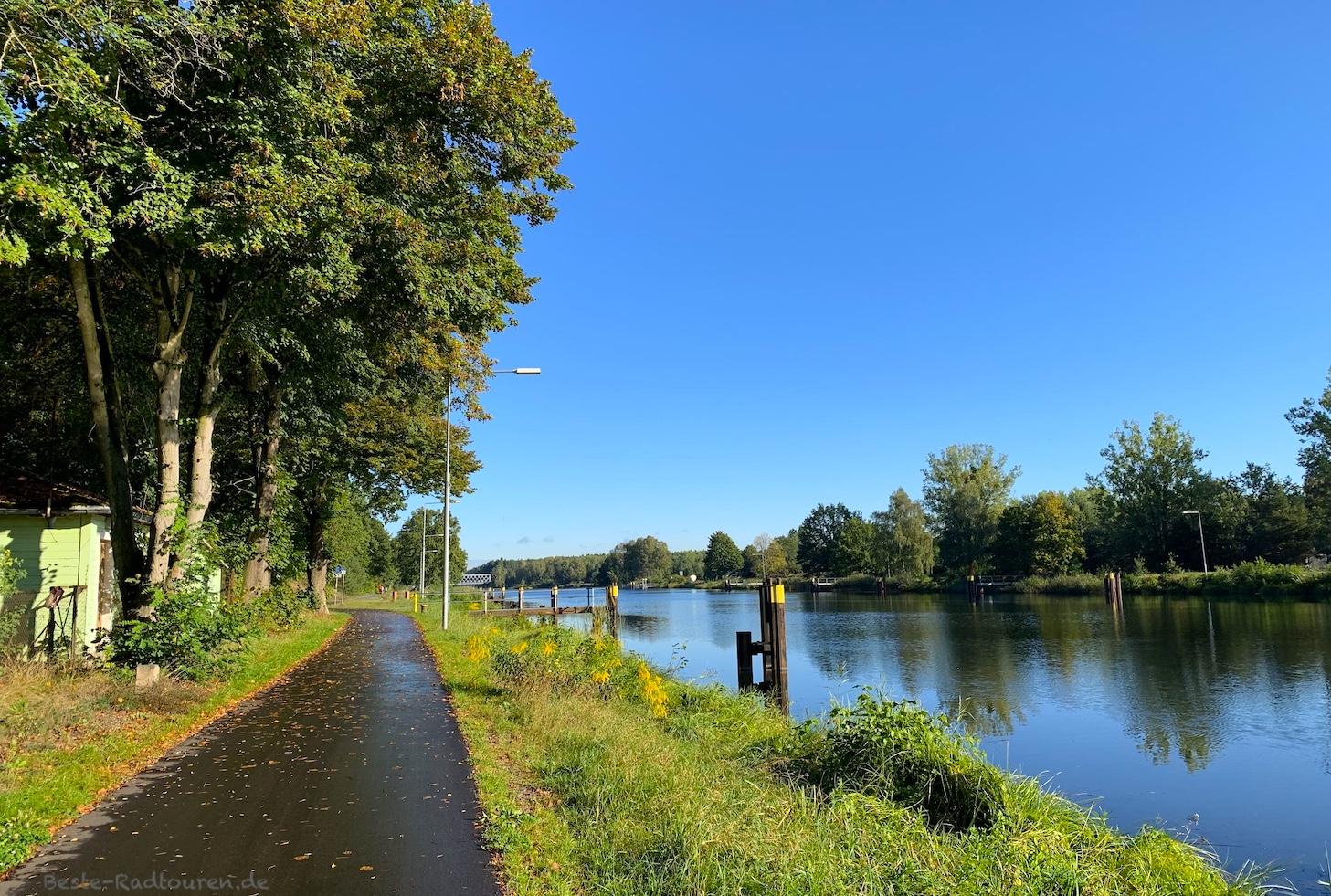 Foto vom Radweg / Radwanderweg Berlin-Kopenhagen aus: Oder-Havel-Kanal östlich von Oranienburg
