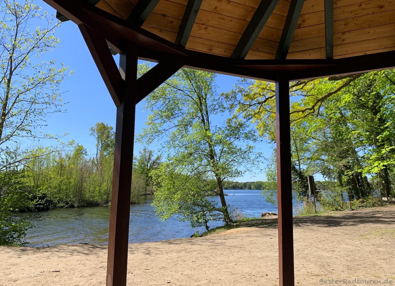 Foto vom Ufer aus: Schutzhütte am Radweg am Petzinsee, Badestelle