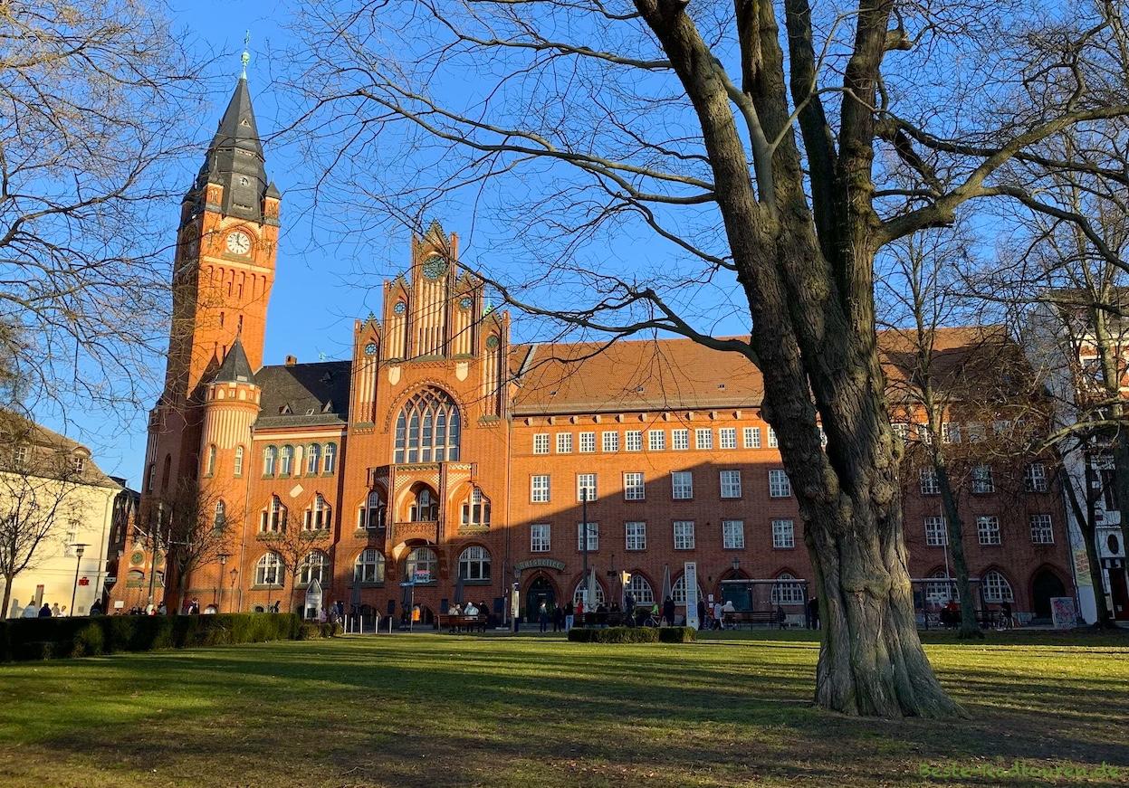 Foto von der Uferpromenade aus: Rathaus Köpenick, Luisenhain