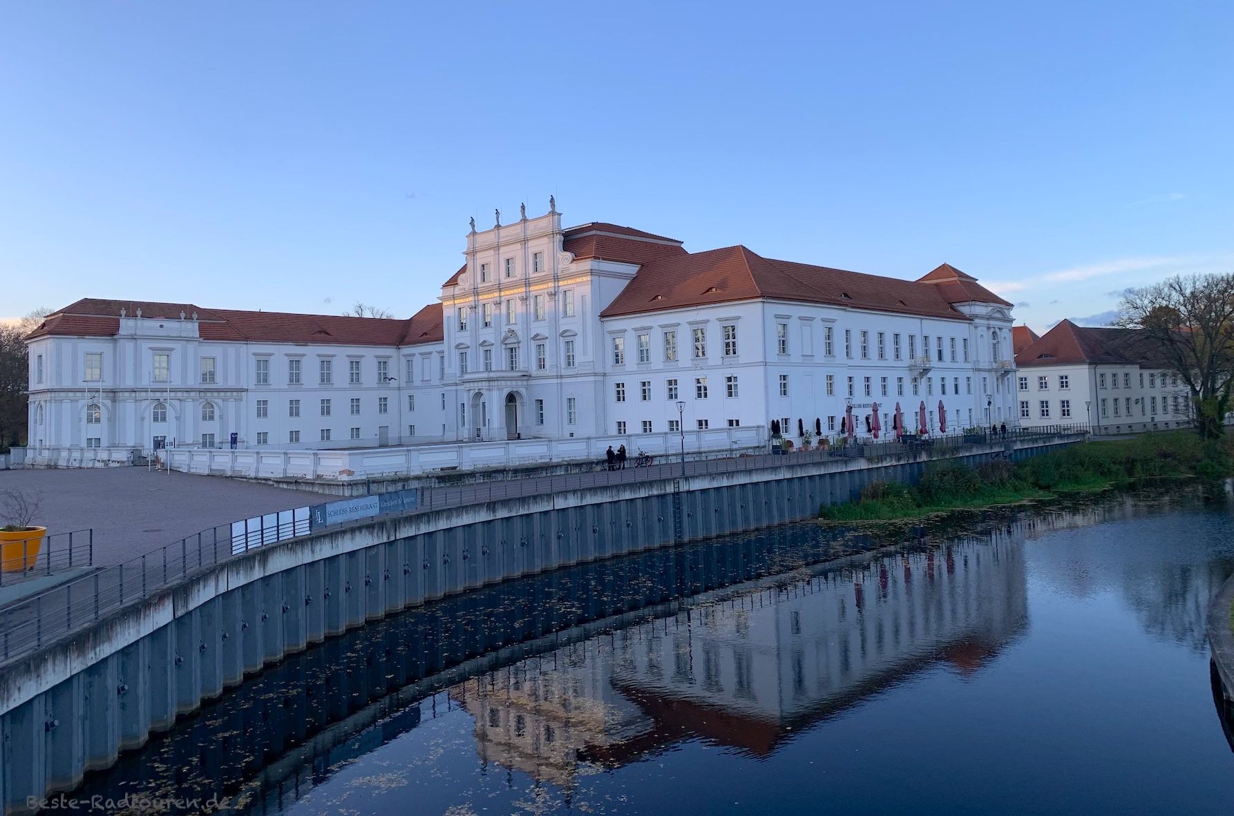 Foto von der Brücke aus: Schloss Oranienburg Vorderseite und Havel