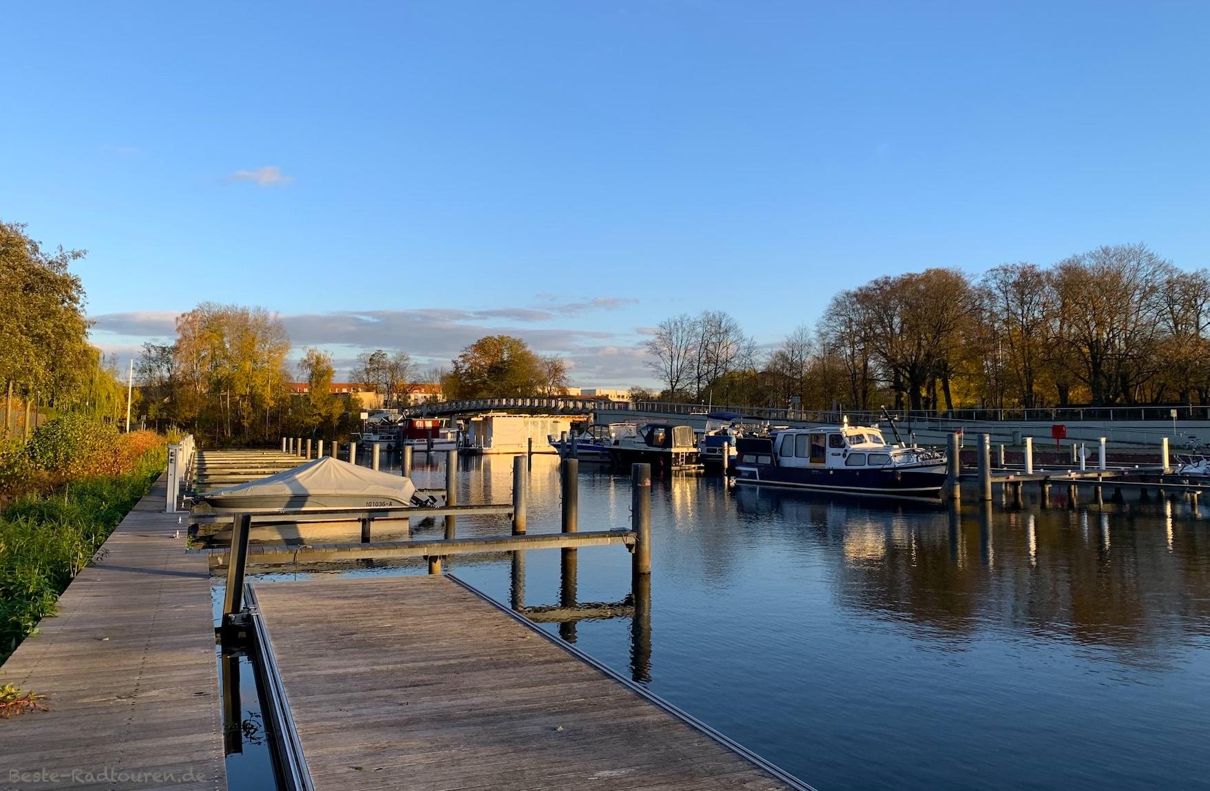 Foto vom Ufer aus: Schlosshafen / Liegehafen am Schloss Oranienburg