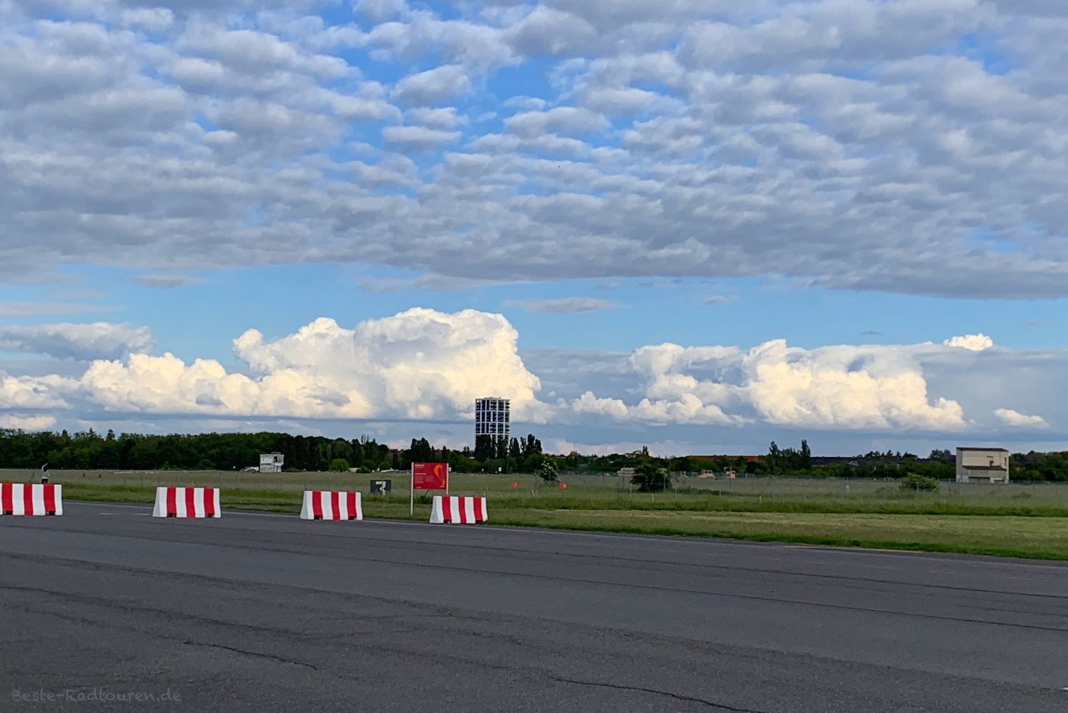 Foto vom Westen her: Tempelhofer Feld, Landebahn