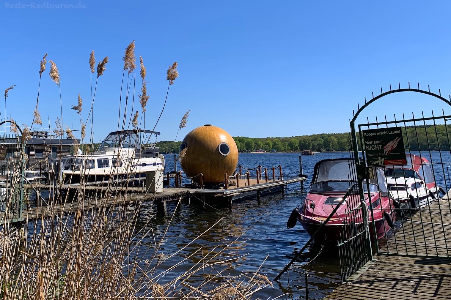 Foto vom Ufer am Campingplatz aus: Templiner See, Bootsanlegeplatz, Holzkugel