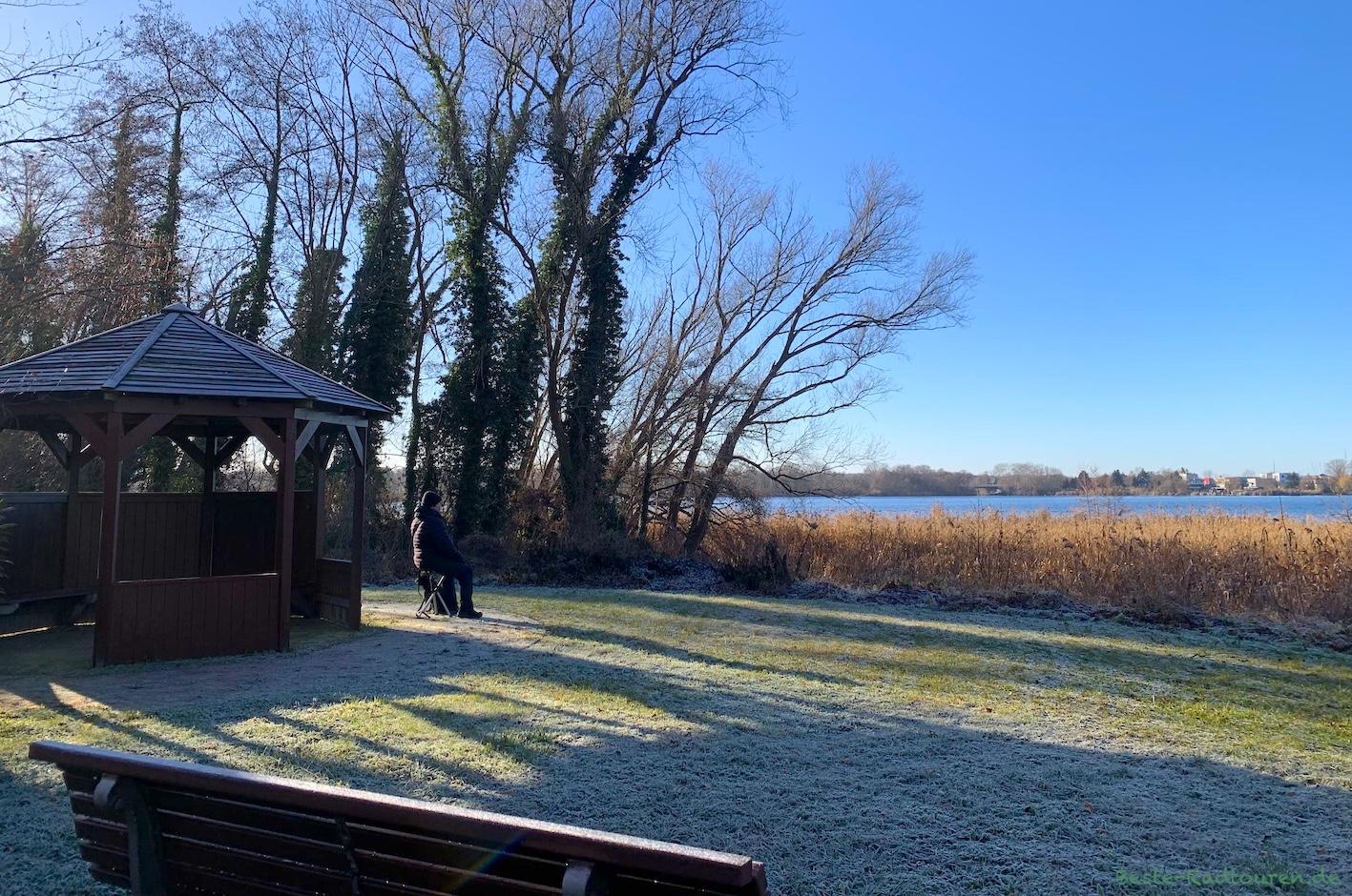 Foto vom Uferweg in Alt-Geltow aus: Grünfläche, Schutzhütte