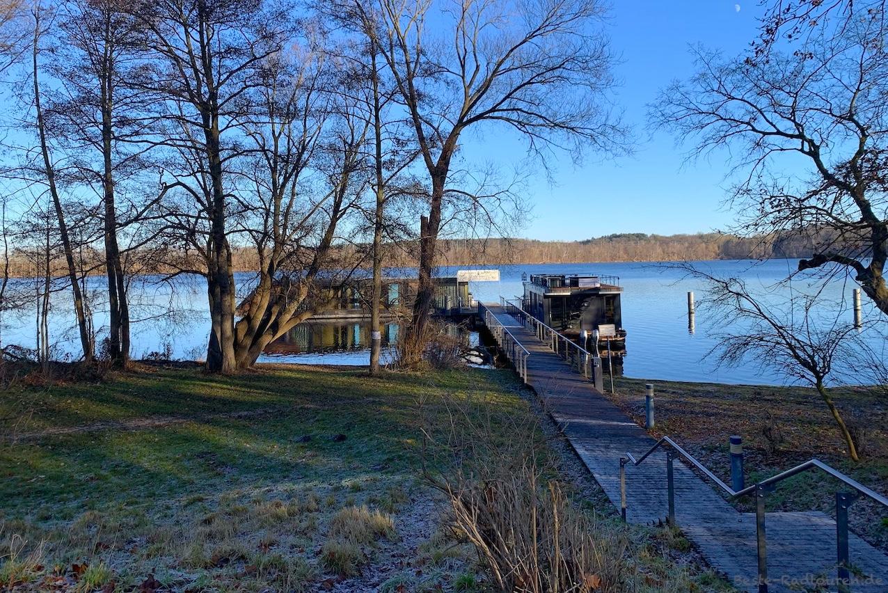 Foto vom Europa-Radweg und Havelradweg aus: Anlegestelle und Steg am Seehotel Seminaris, Potsdam