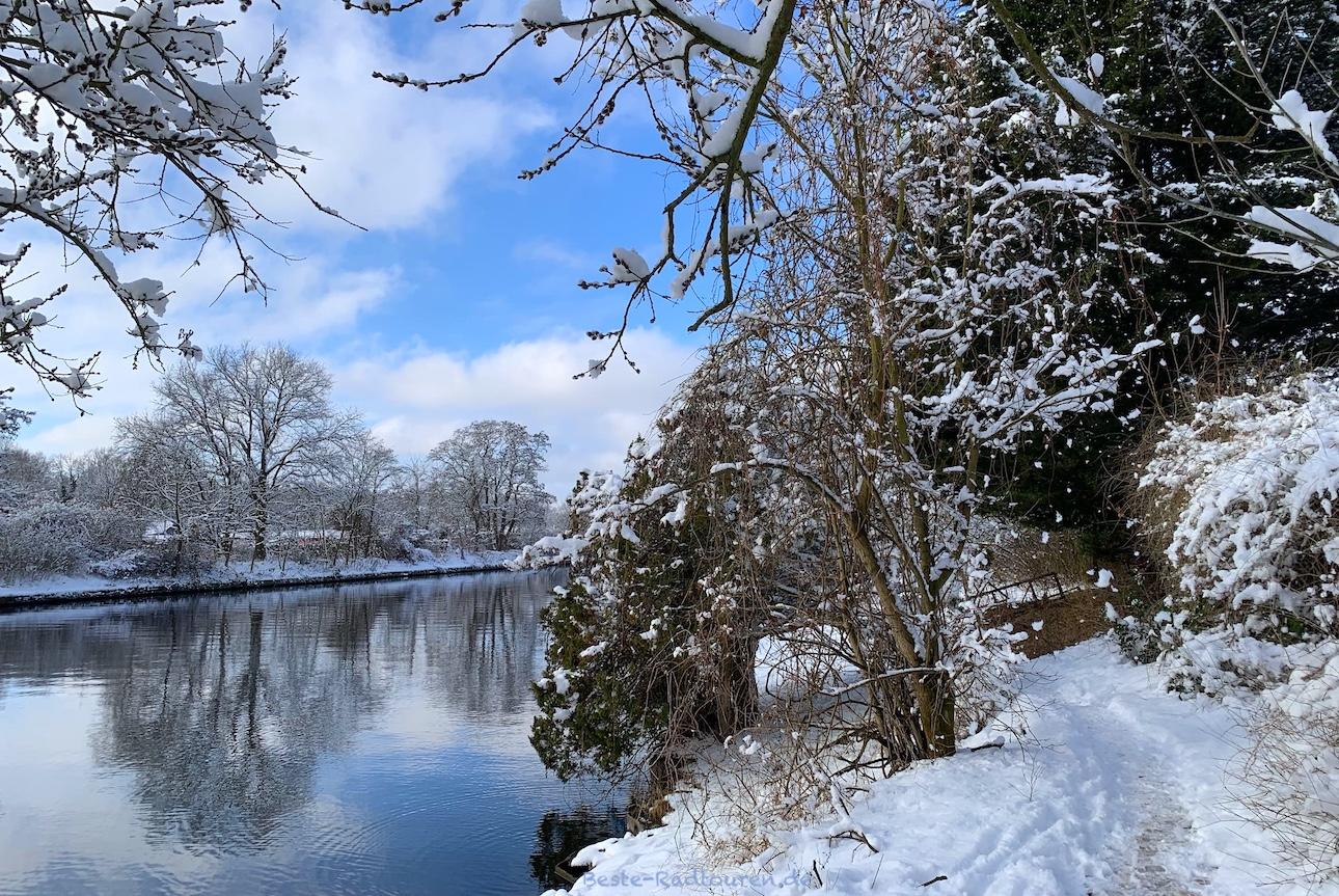 Foto vom Fußweg / Uferweg aus: Britzer Verbindungskanal / Zweigkanal, Baumschulenweg (Treptow)
