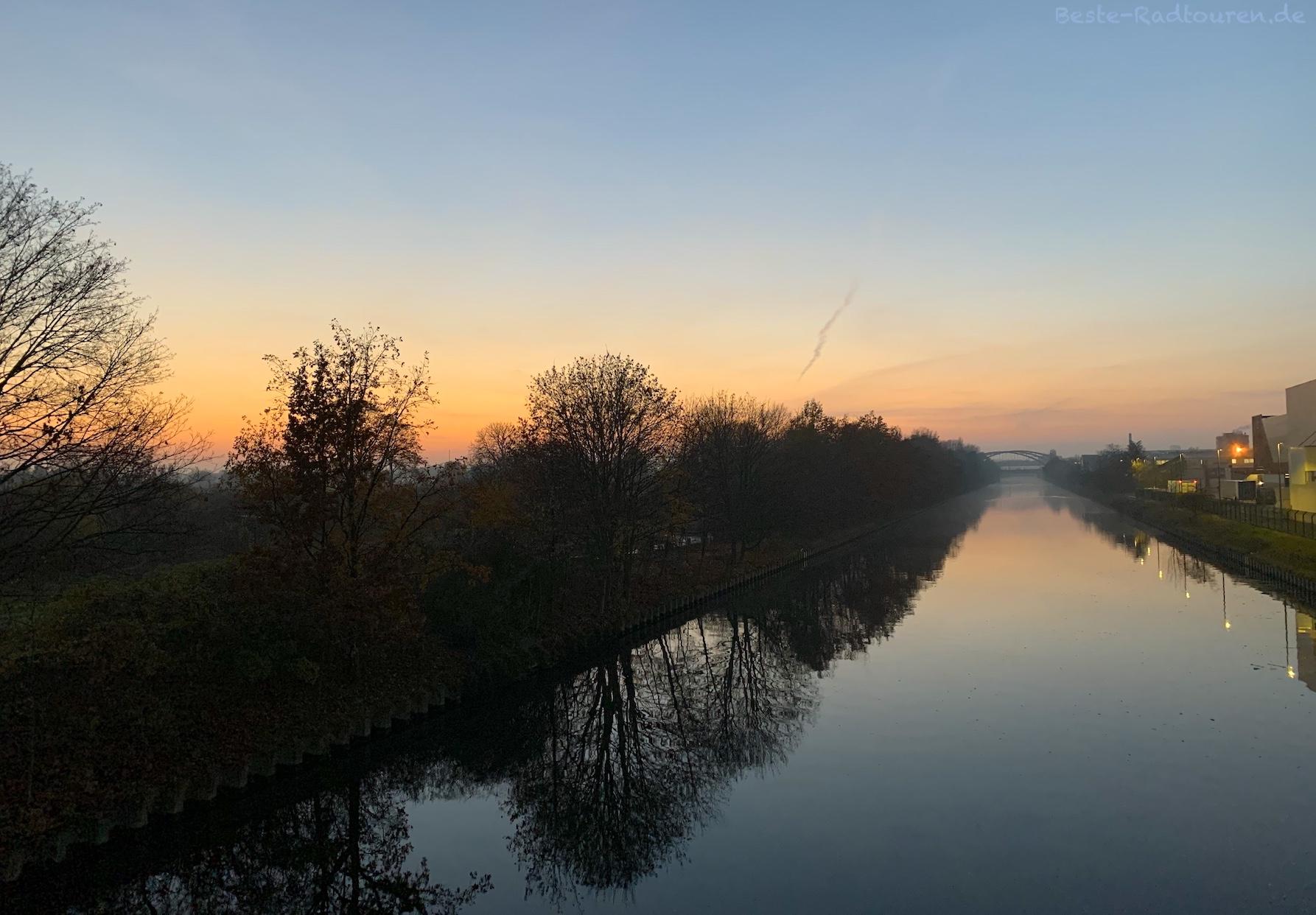 Foto von der Britzer-Allee-Brücke aus: Britzer Verbindungskanal in Baumschulenweg, Berlin-Treptow