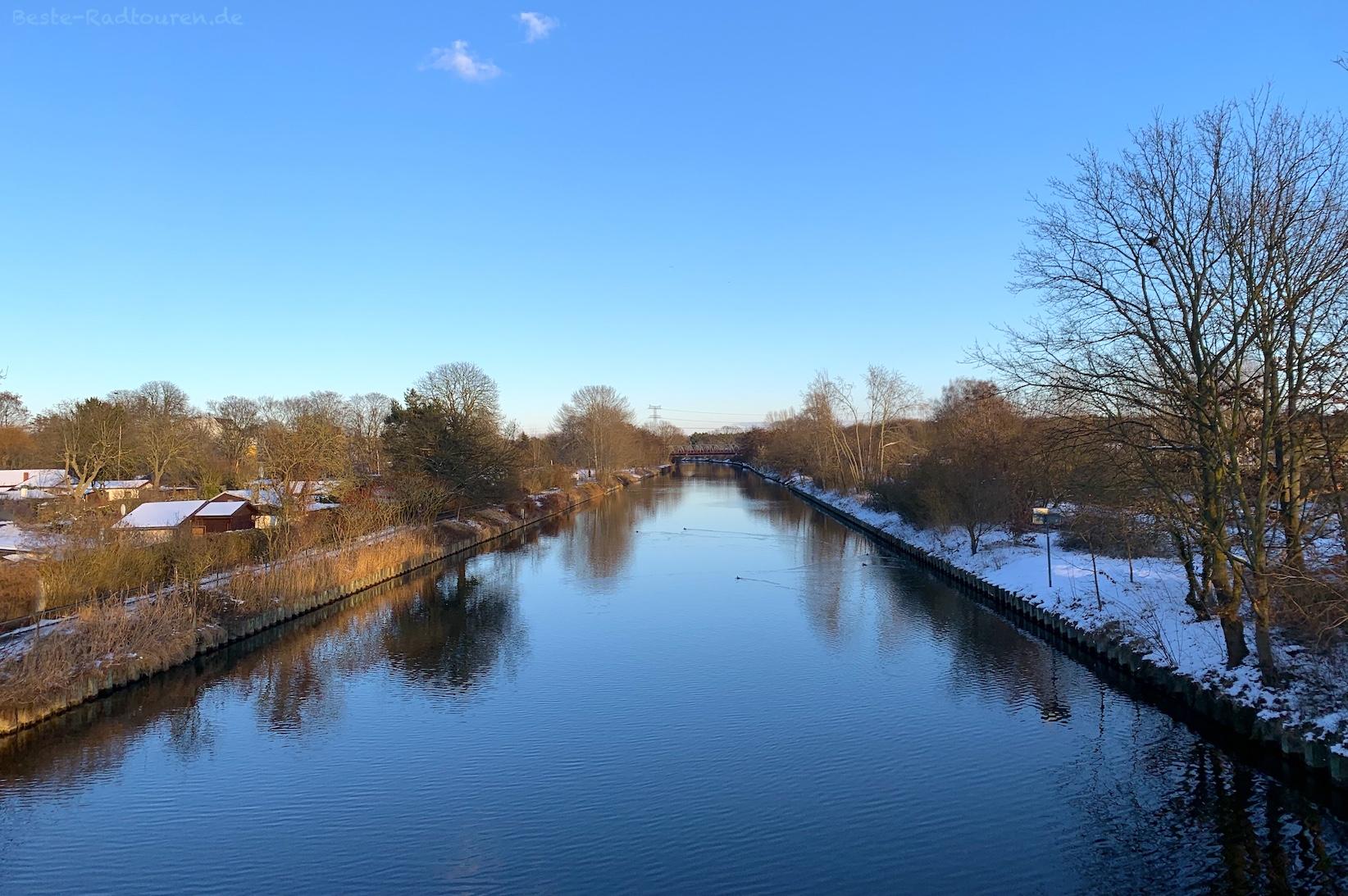 Foto von der Britzer-Allee-Brücke aus: Britzer Verbindungskanal in Baumschulenweg, Berlin-Treptow