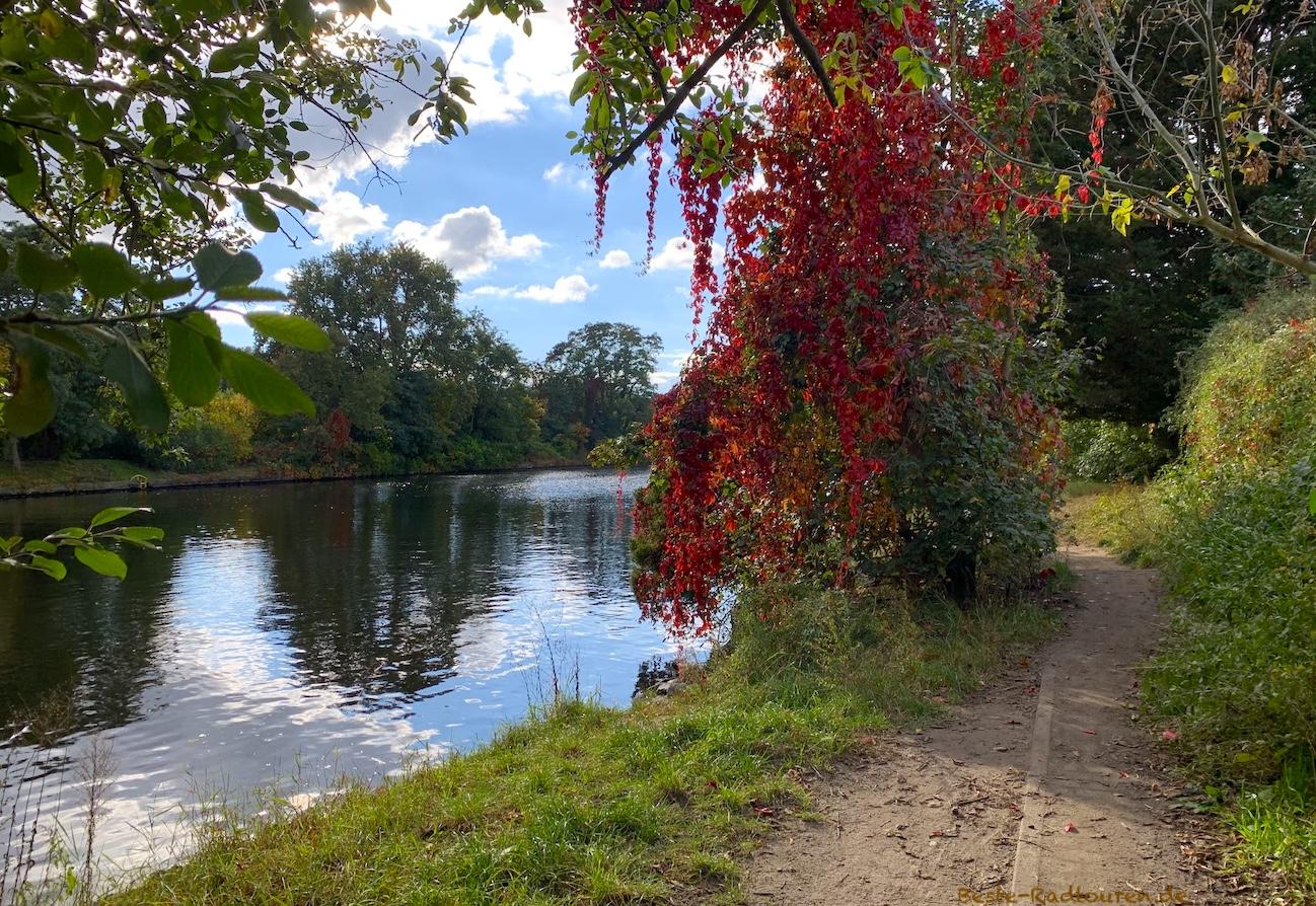 Foto vom Fußweg / Uferweg aus: Britzer Verbindungskanal / Zweigkanal, Baumschulenweg (Treptow)